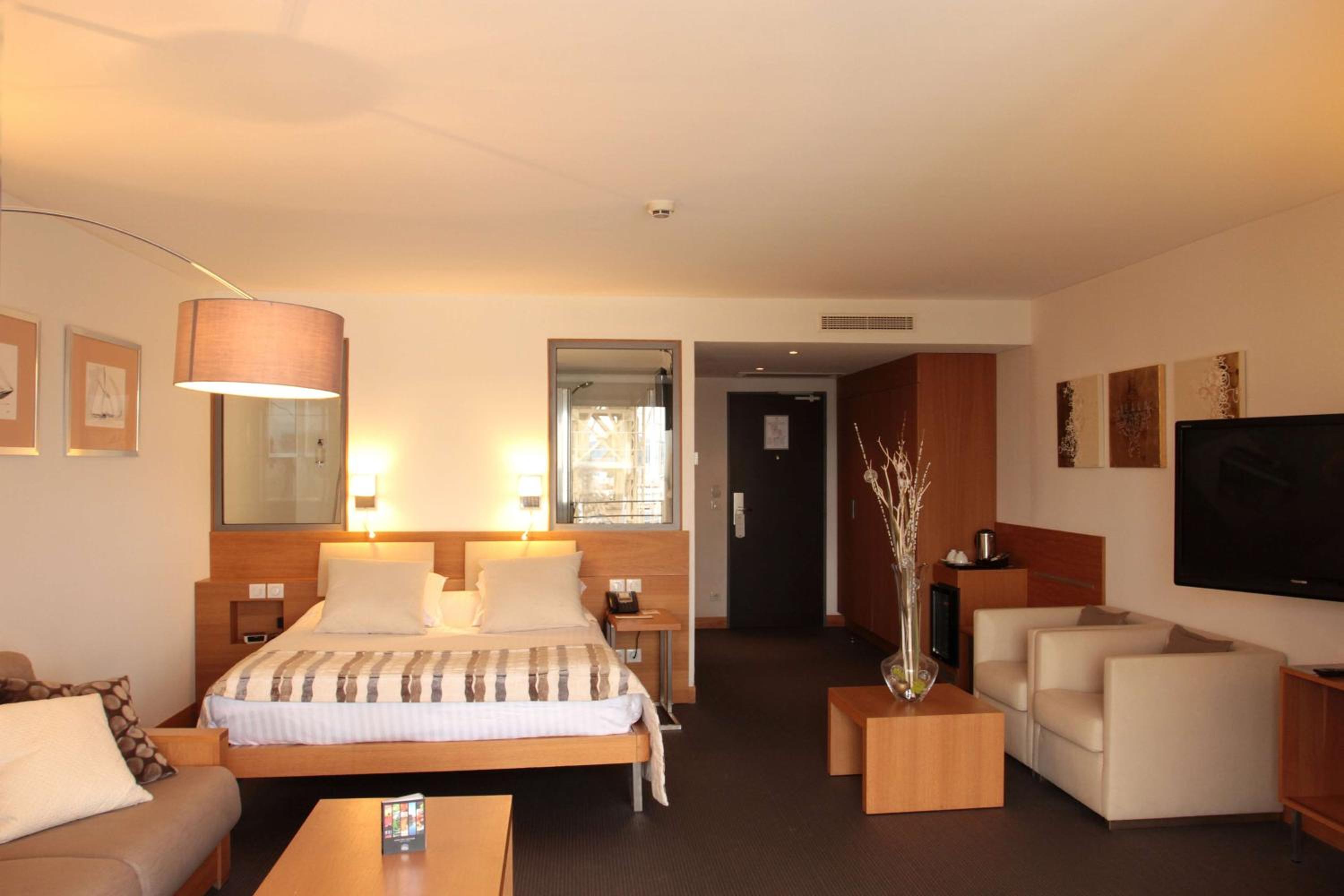 Junior Queen Suite with Sea View - Photo 1
