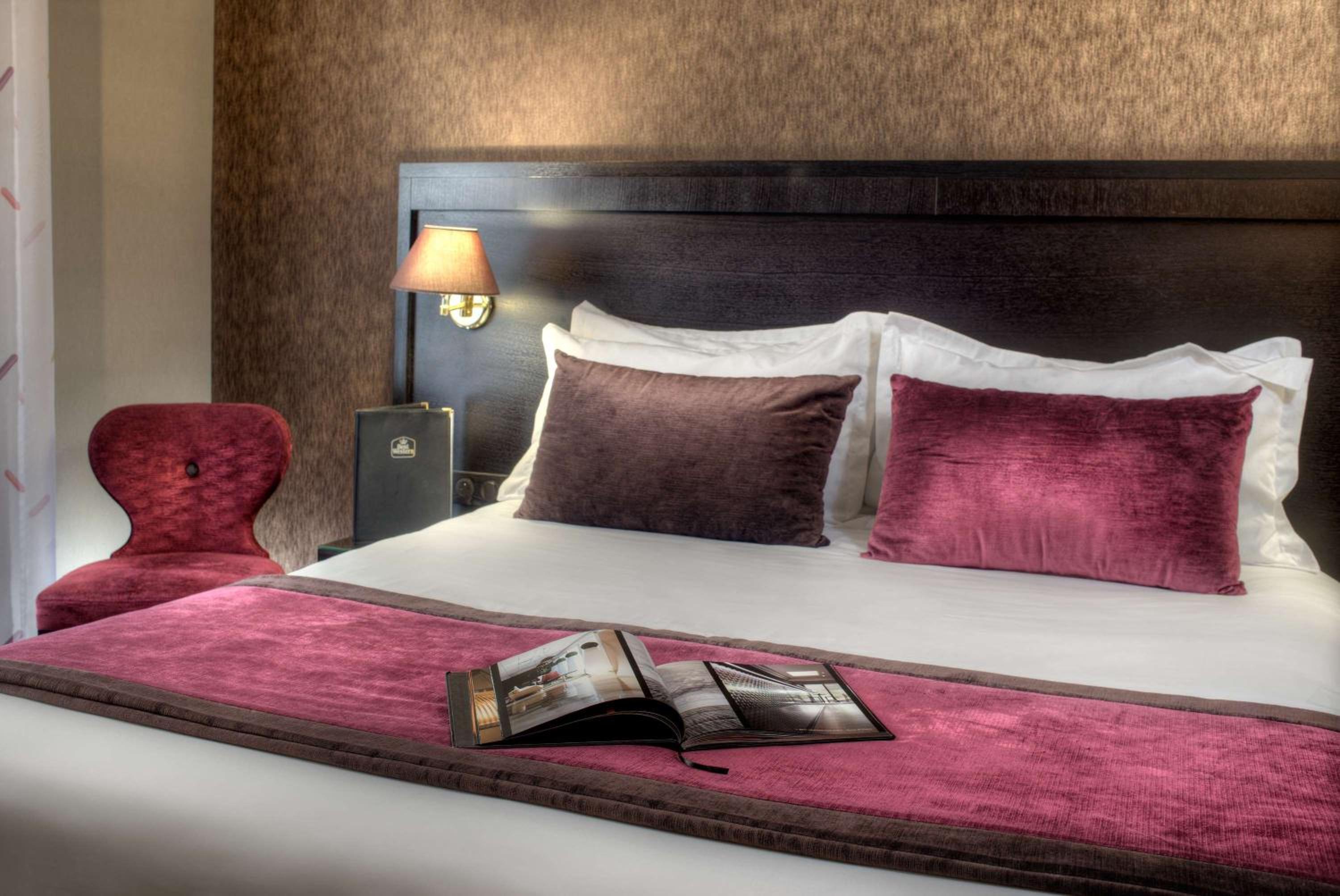 Deluxe Queen Room - Photo 15