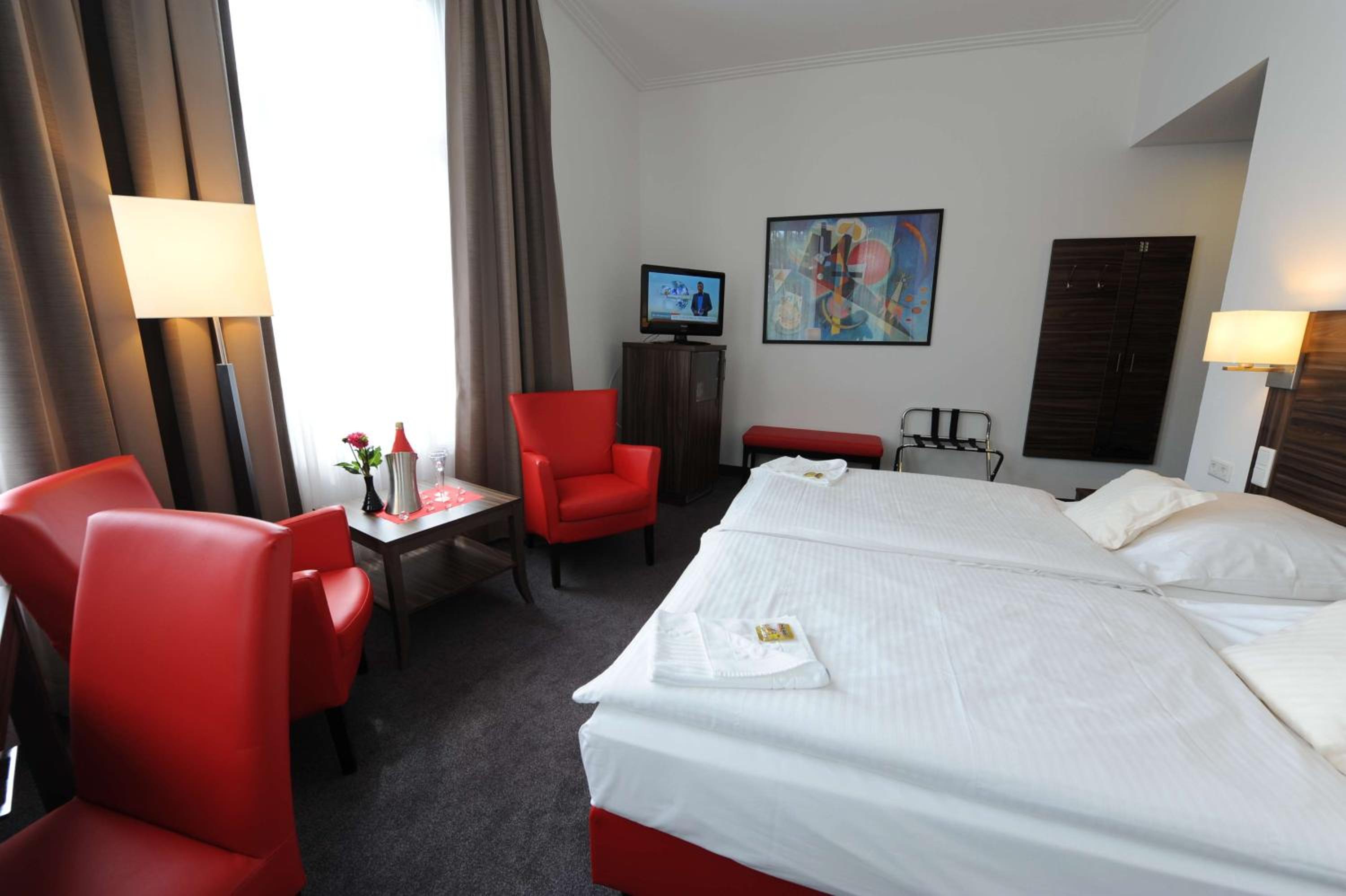 Deluxe King Room photo 1