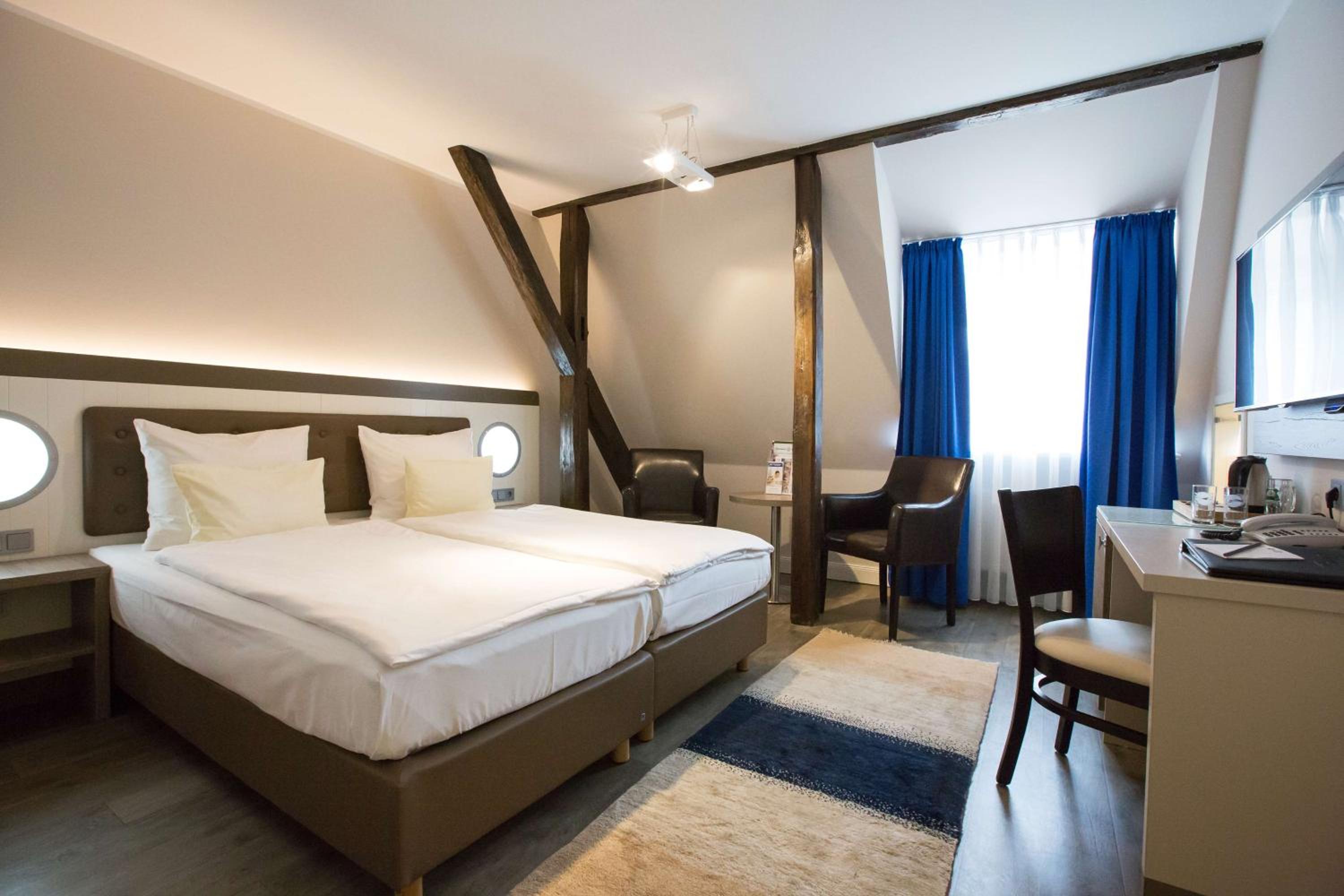 Standard Double Room thumbnail 6