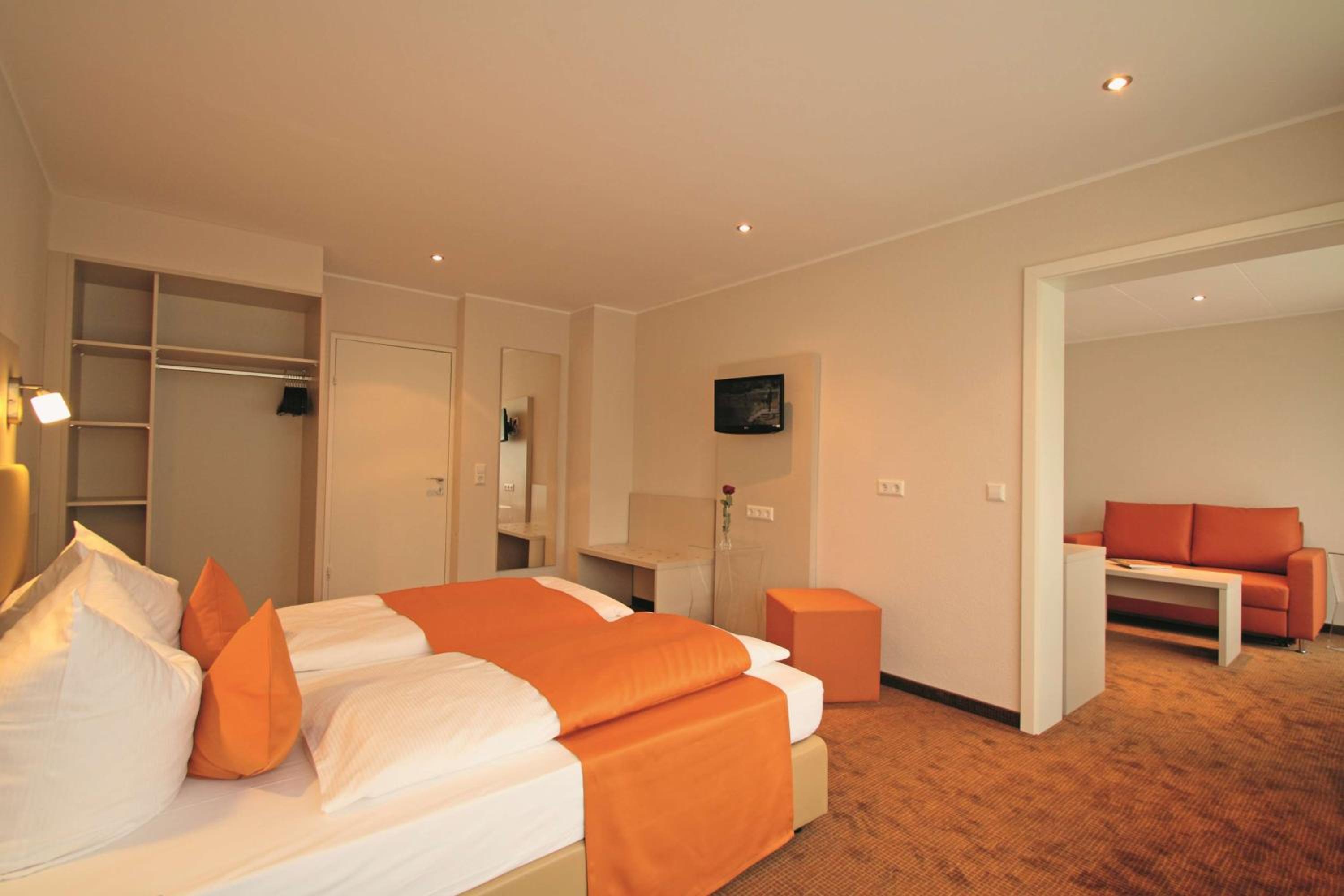 Junior Suite with Balcony - Photo 5