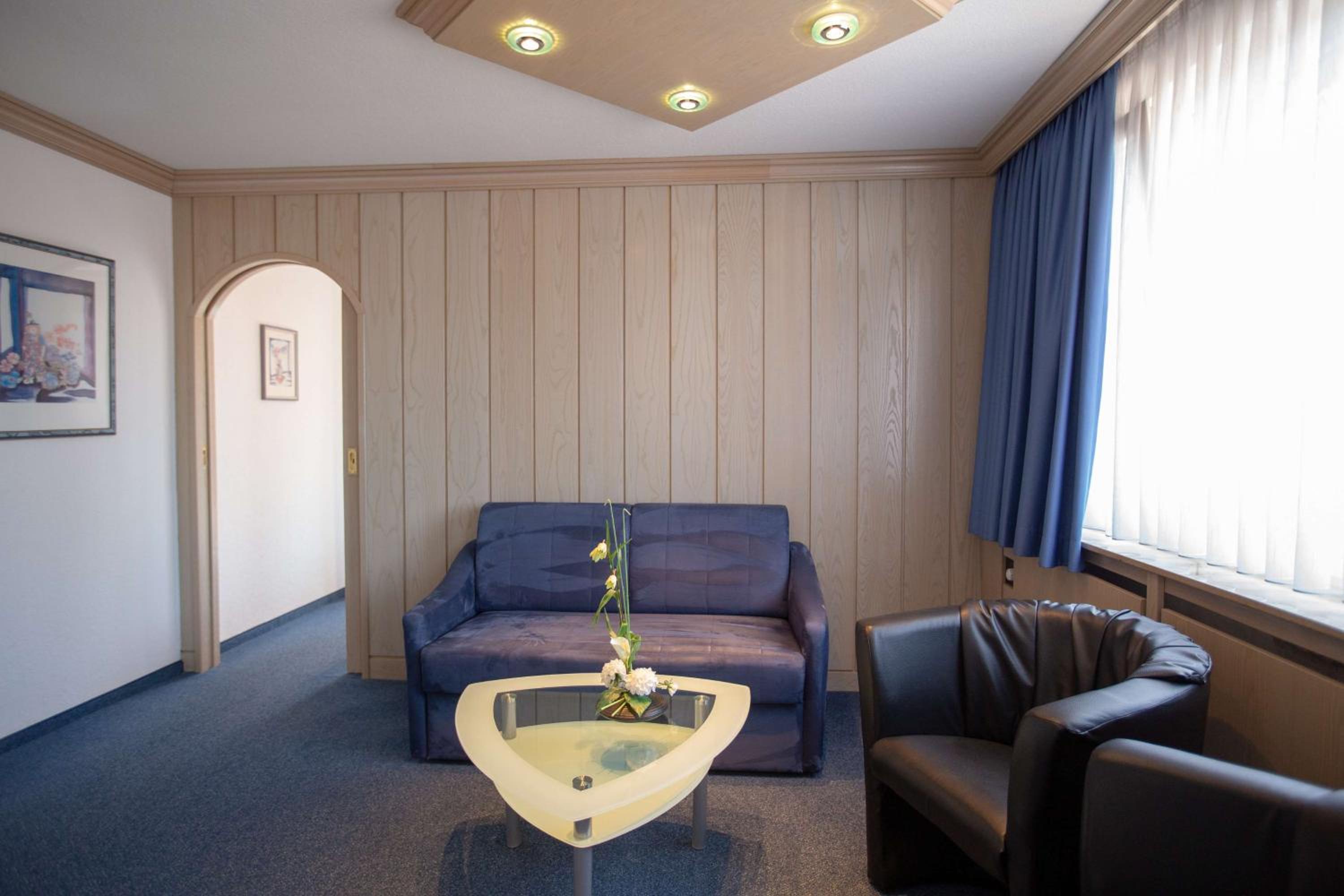 Suite with Double Bed and Sofa Bed - Balcony - Photo 2