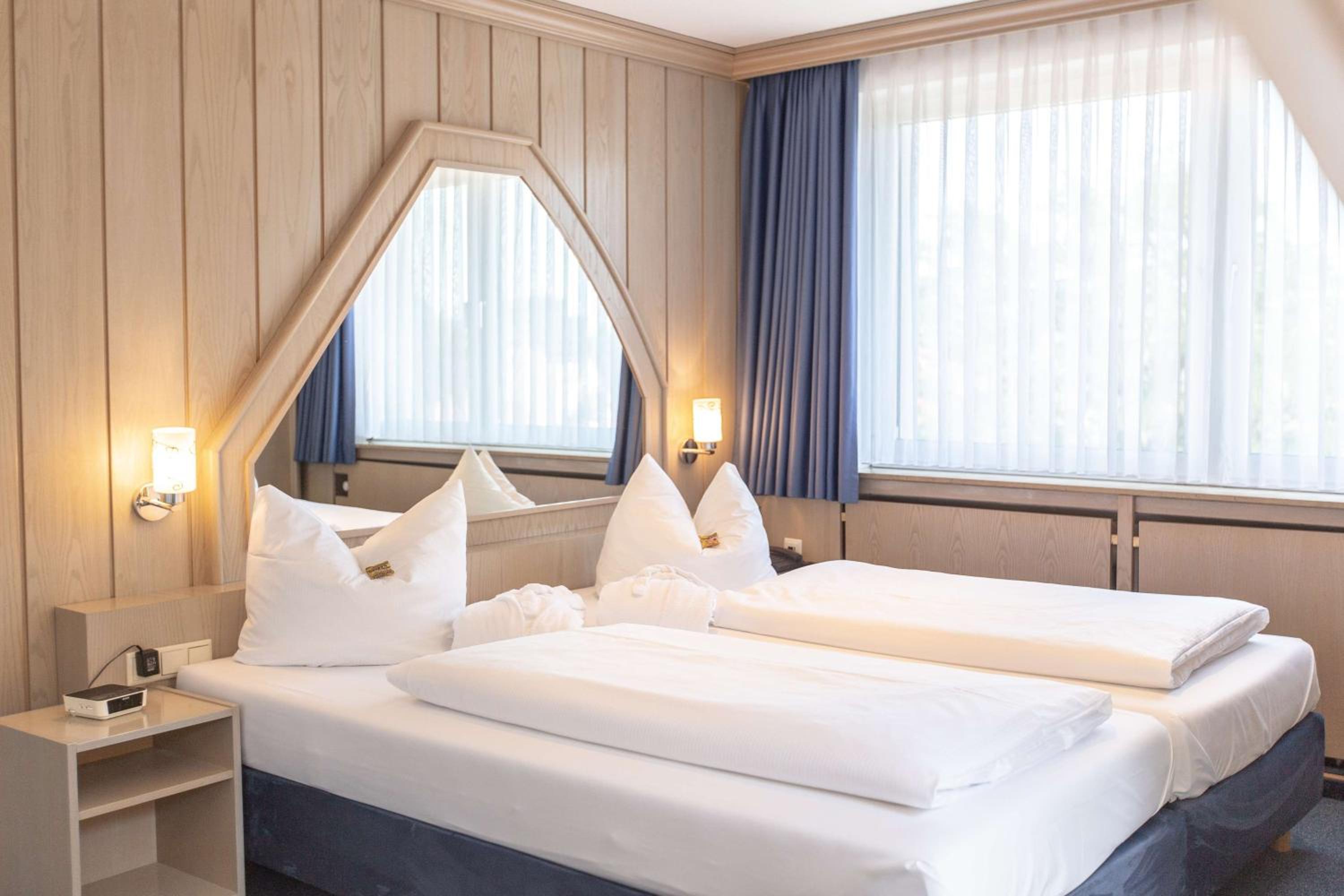 Suite with Double Bed and Sofa Bed - Balcony - Photo 3