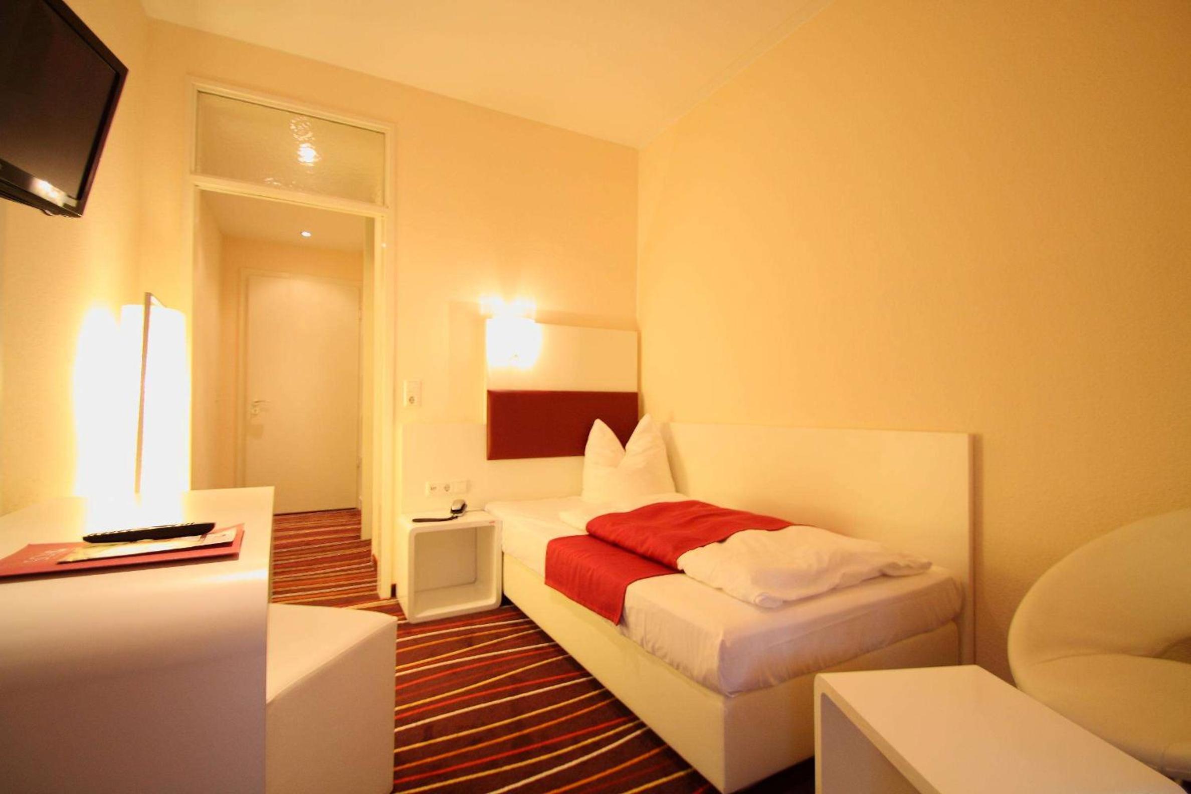 Standard Single Room - Photo 2