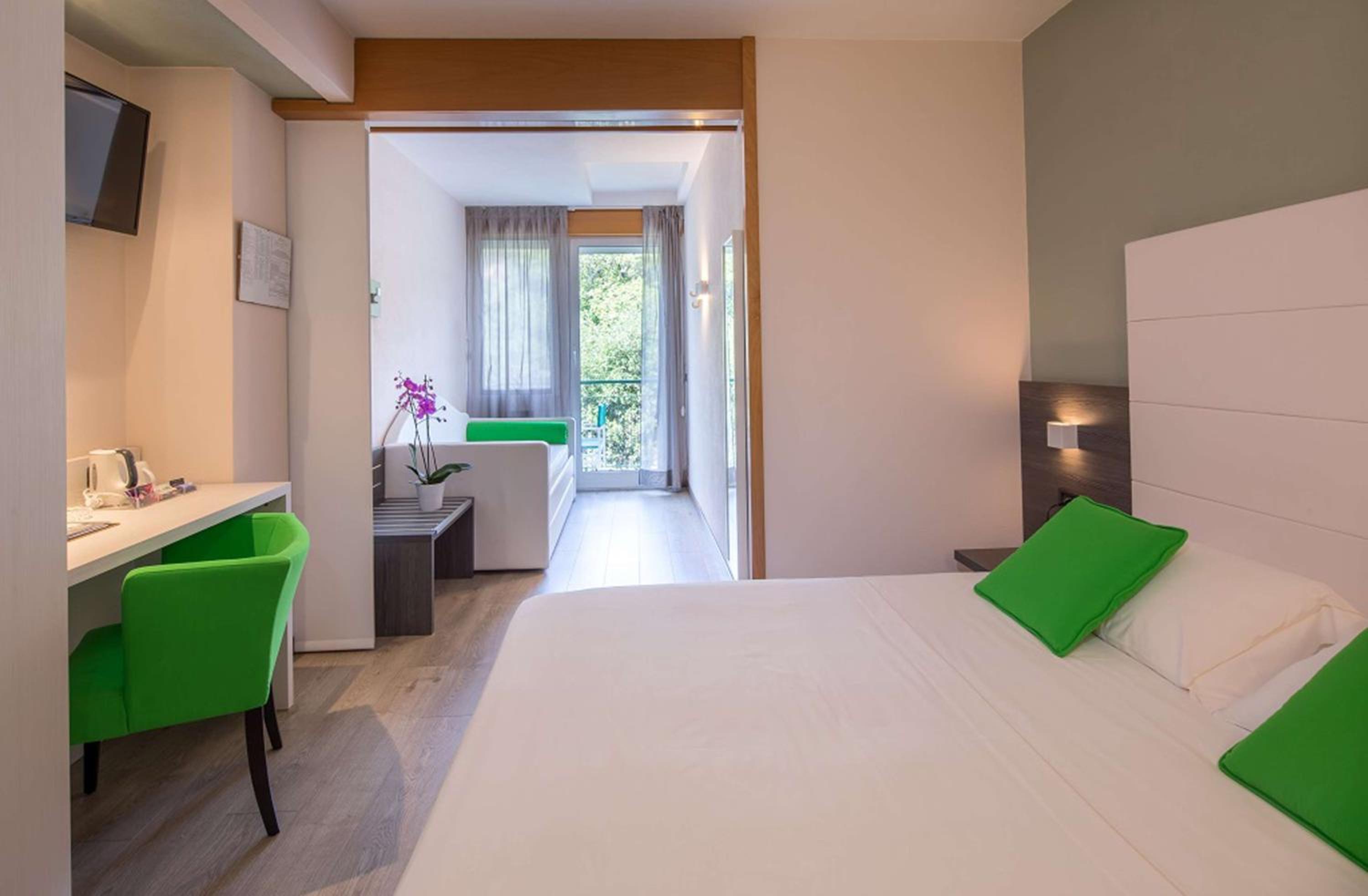 Queen Room with Balcony and Garden View - Photo 10