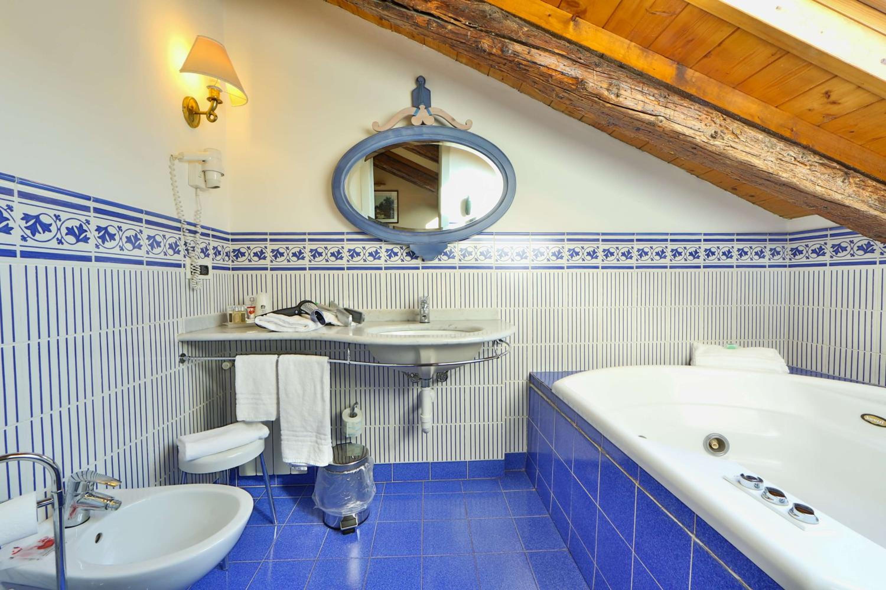 Junior Suite with Spa Bath - Photo 2