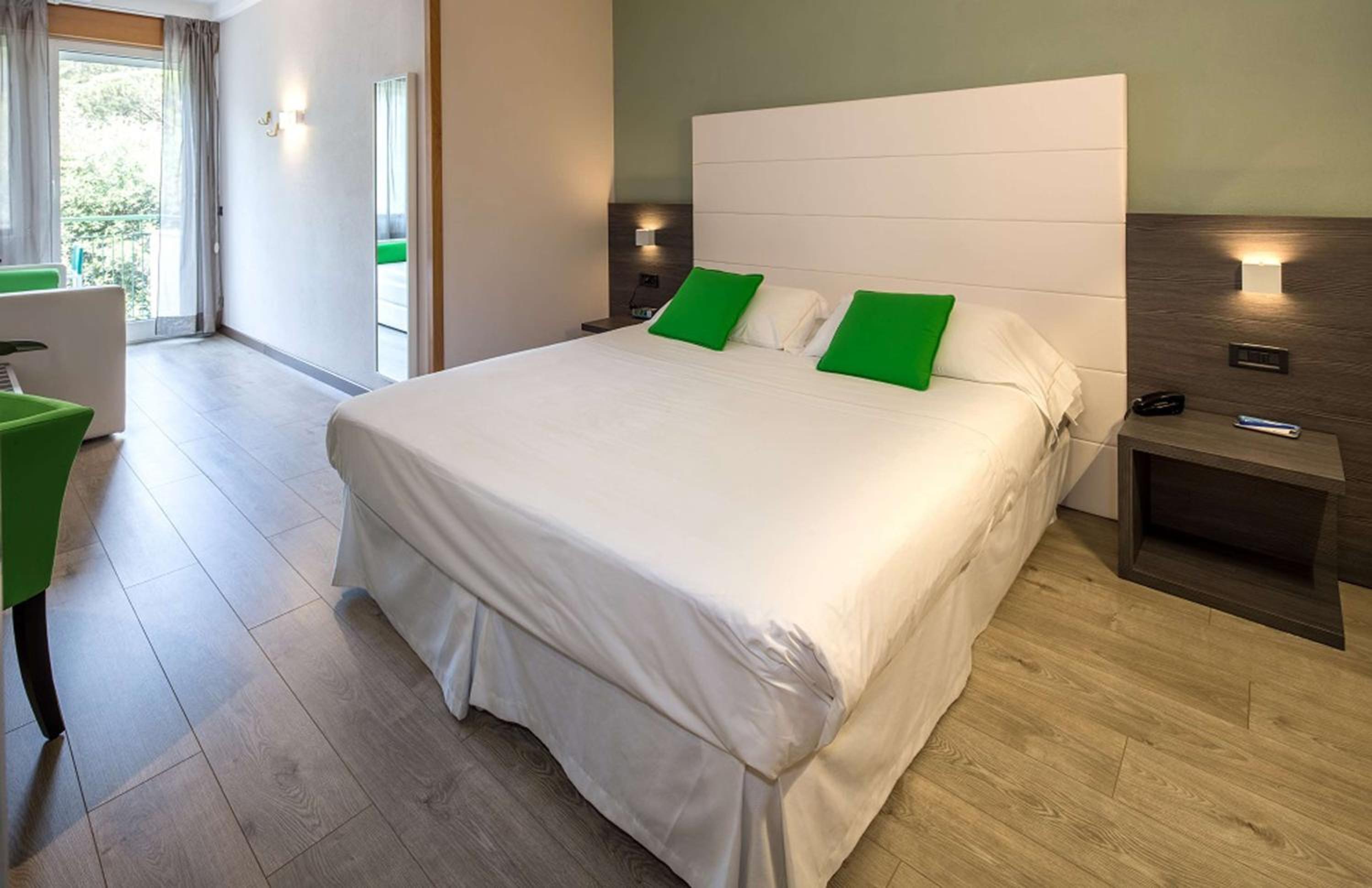 Queen Room with Balcony and Garden View - Photo 7