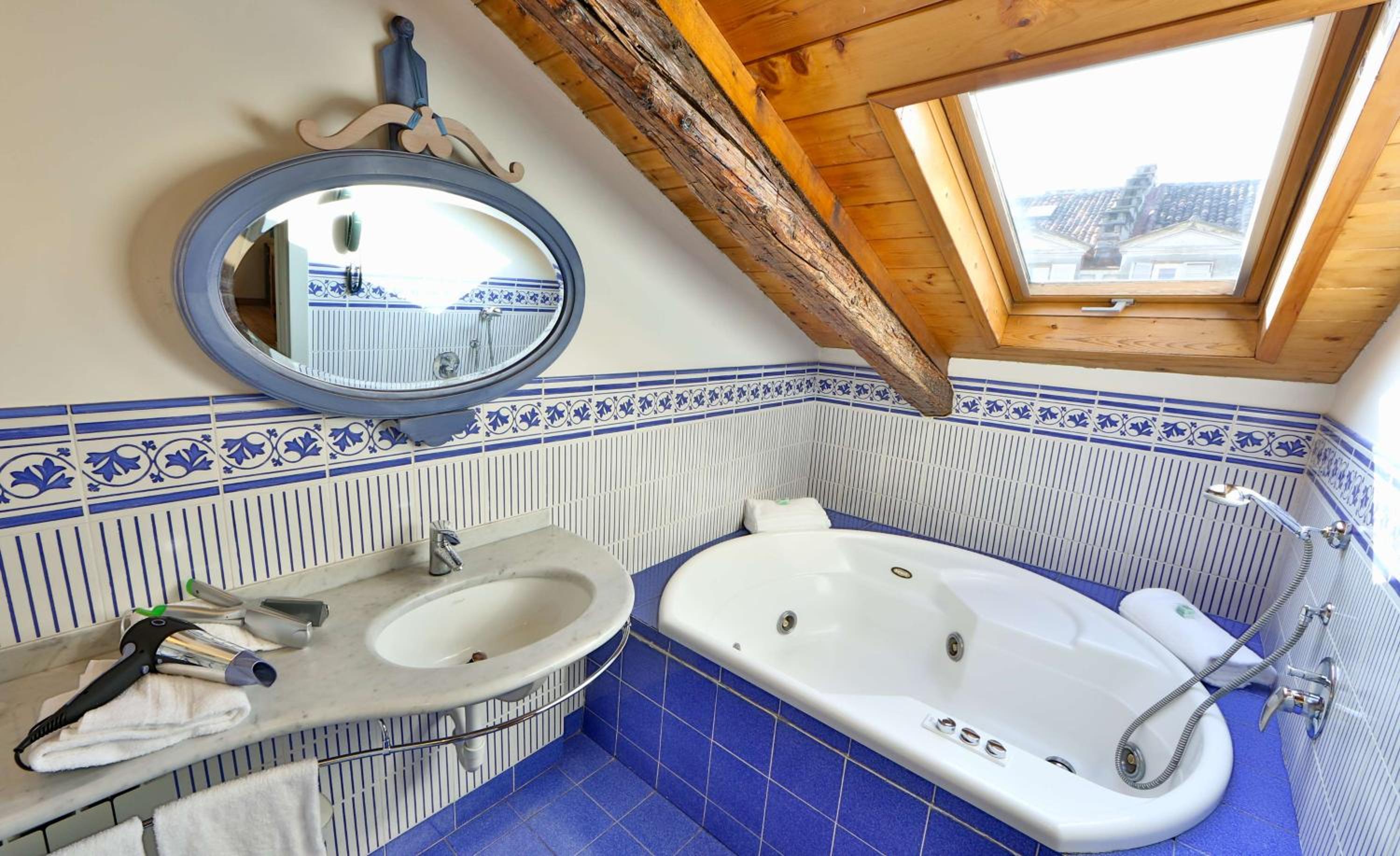 Junior Suite with Spa Bath - Photo 4