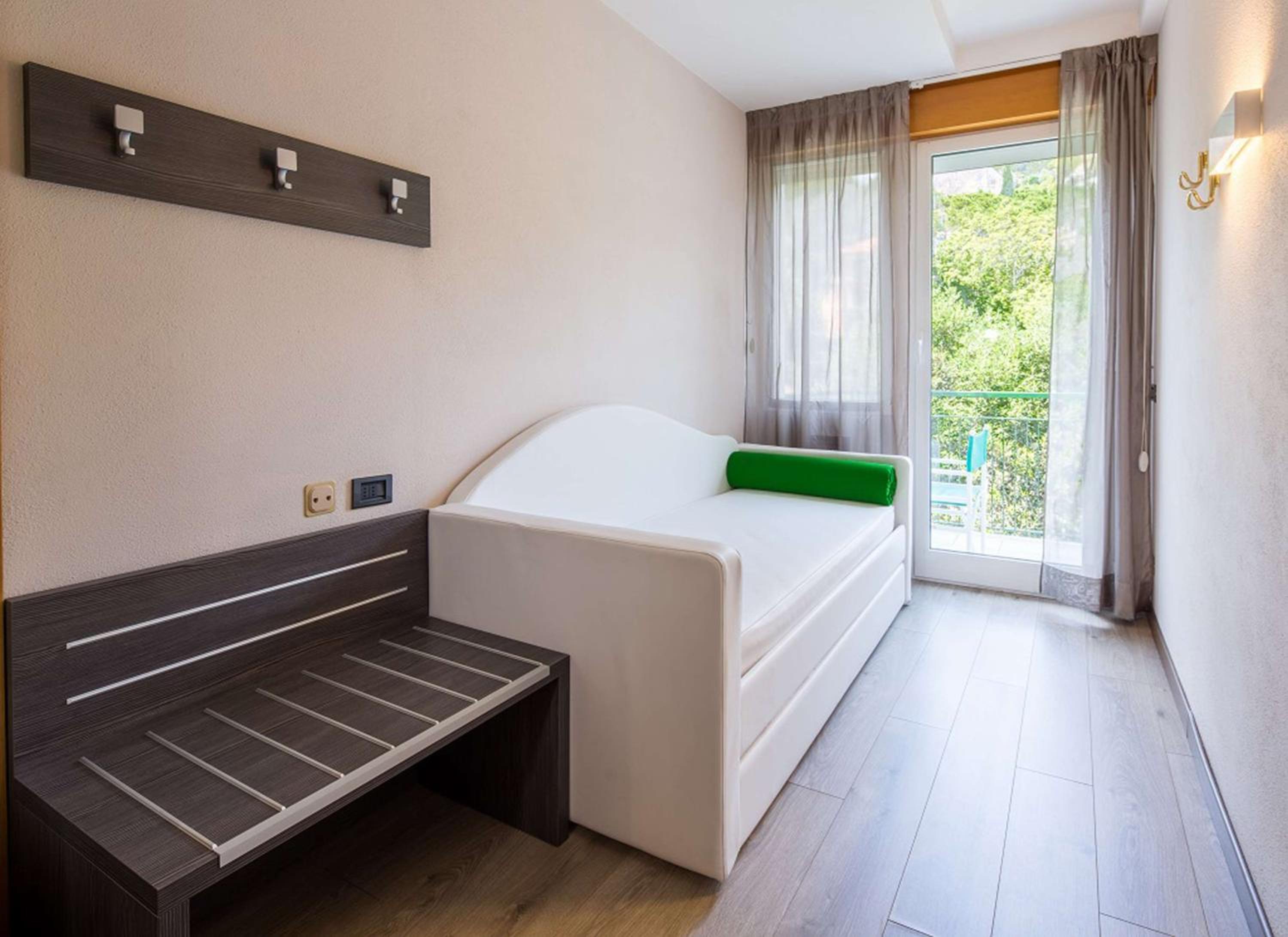 Queen Room with Balcony and Garden View - Photo 12