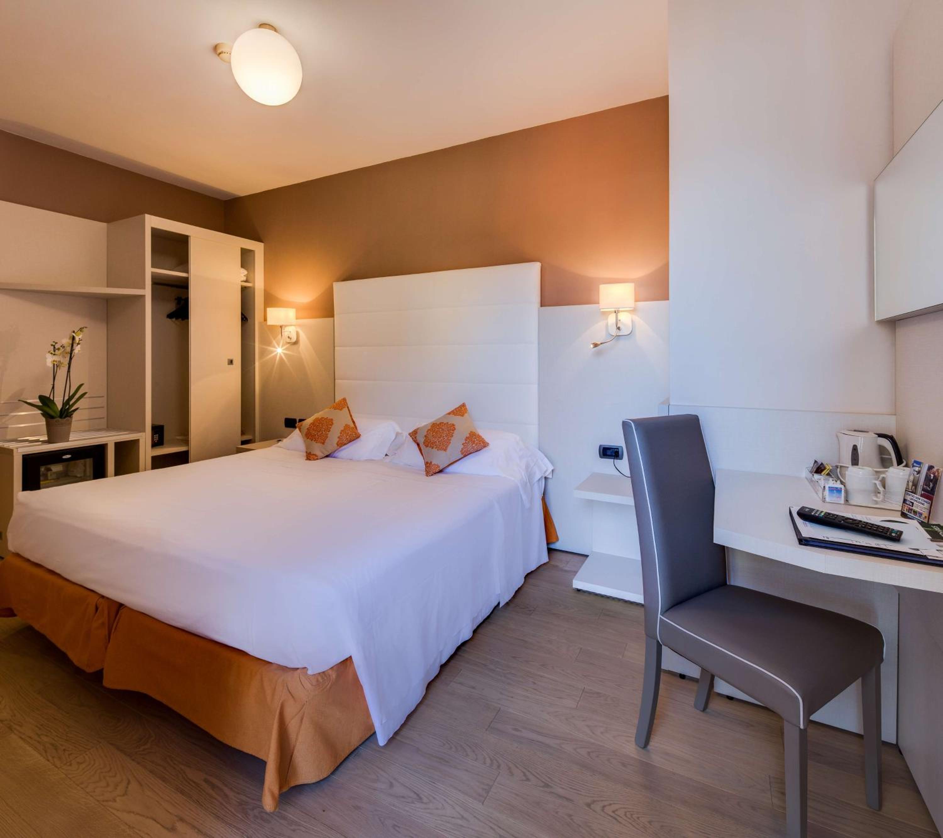 Queen Room with Sea View - Photo 9