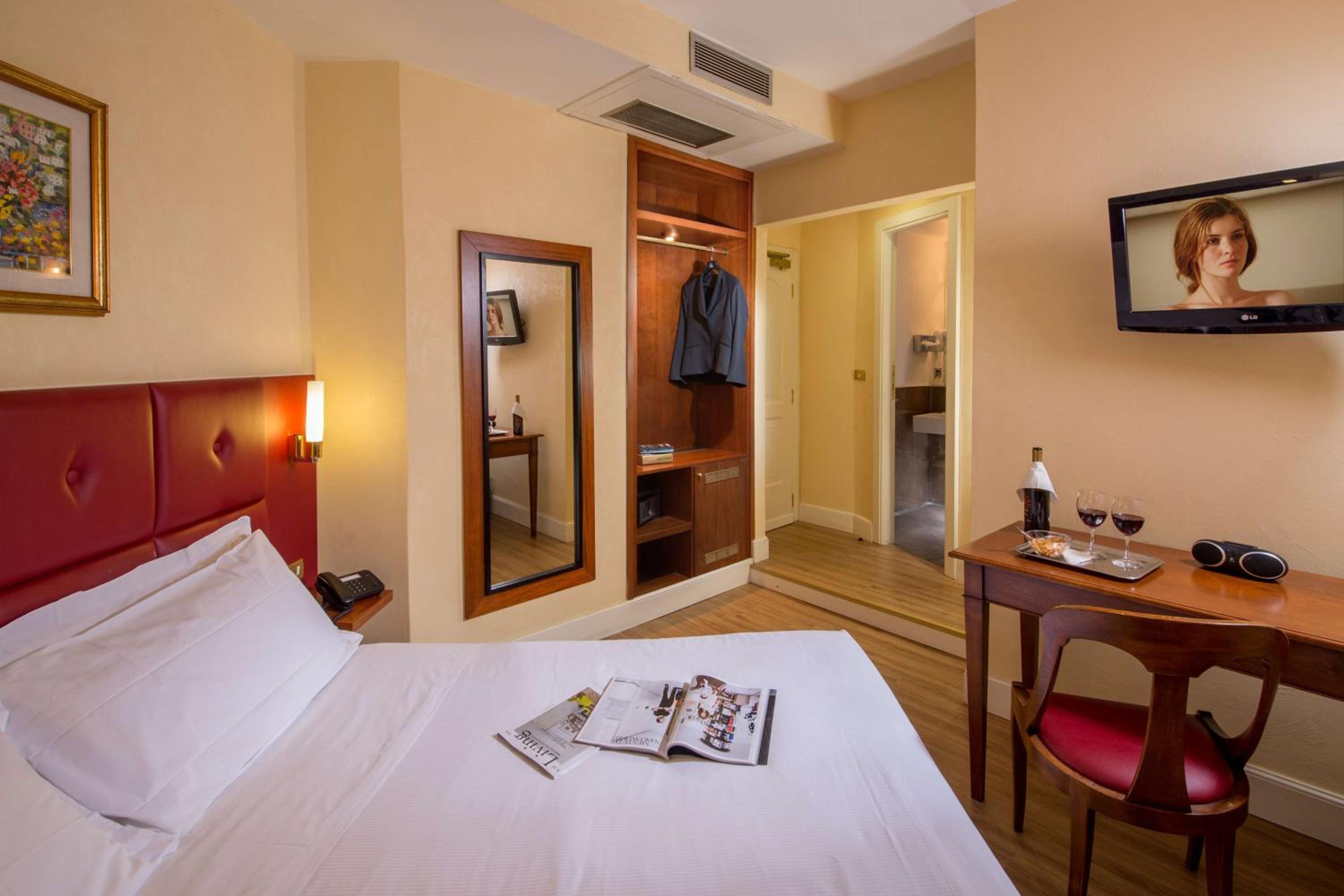 Comfort Queen Room photo 3