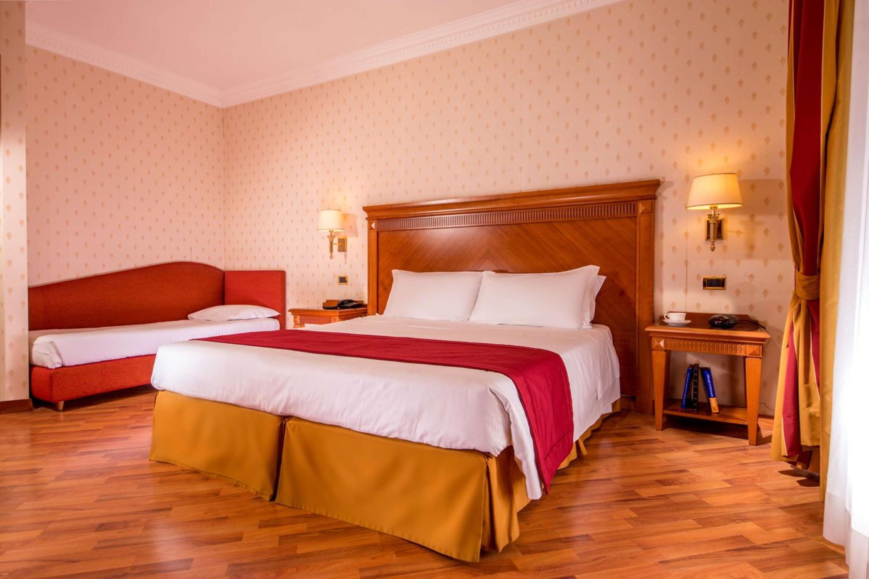 Standard King Room with Single Bed - Photo 1