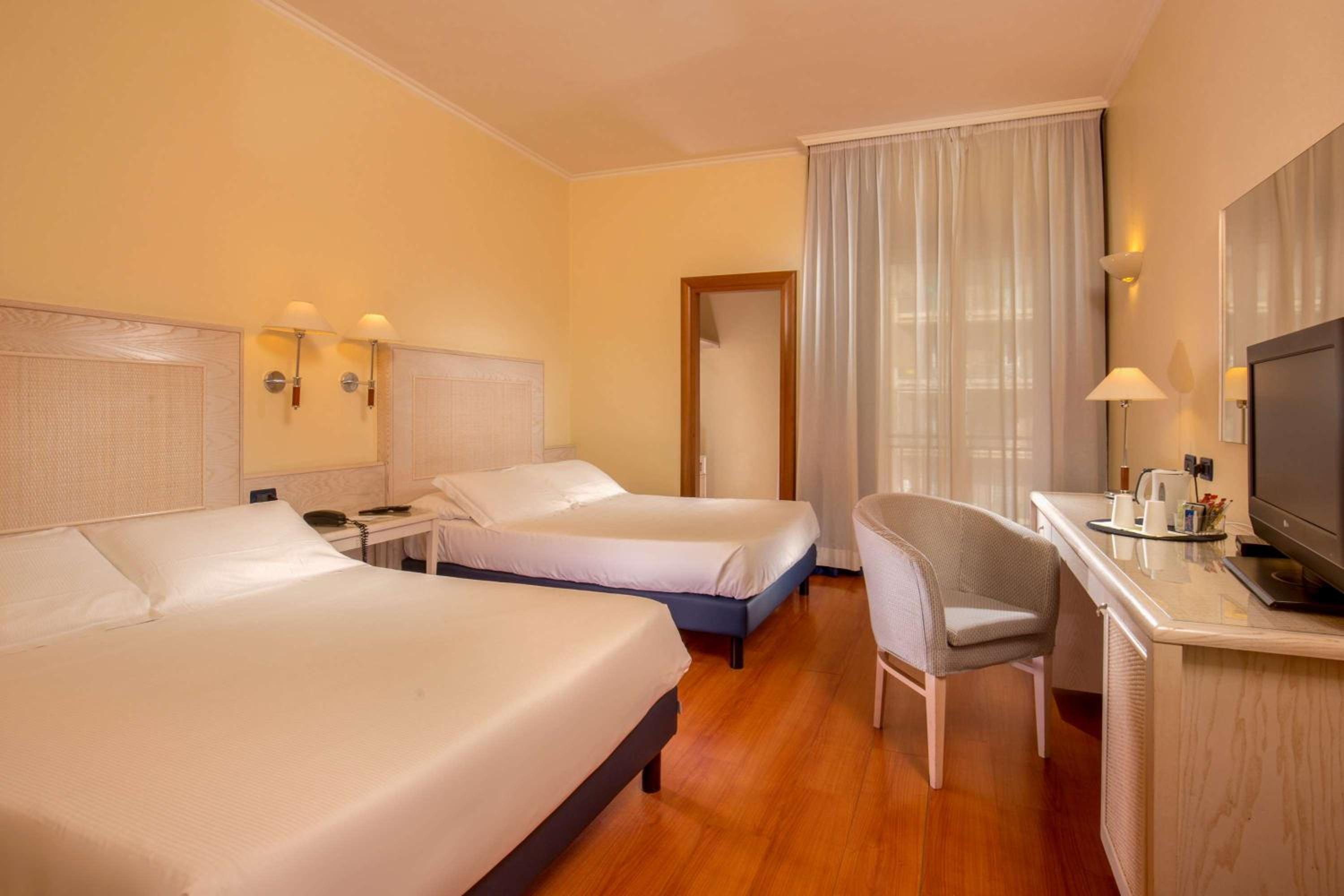 Quintuple Room