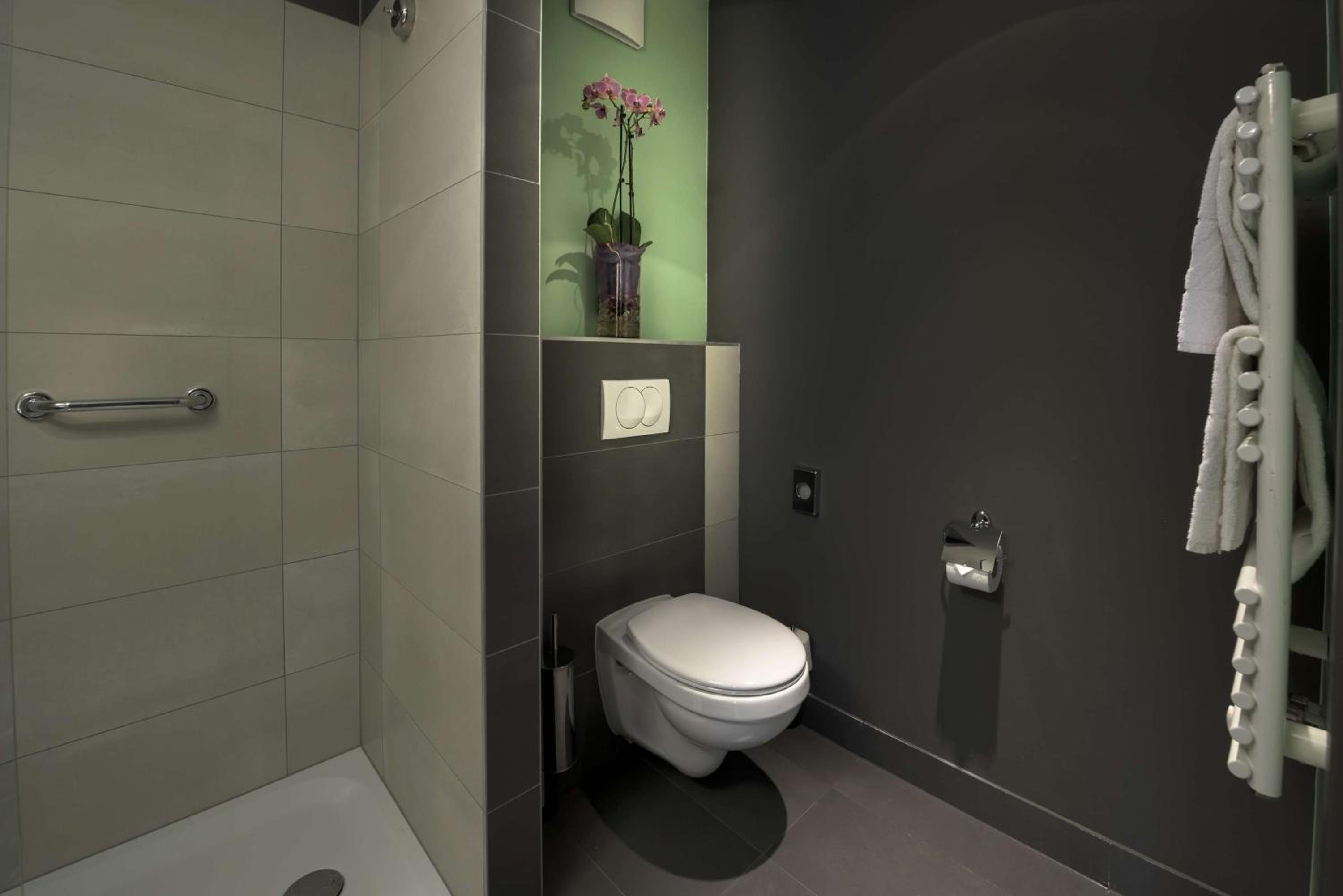 Queen Room with Lake View - Non-Smoking photo 2