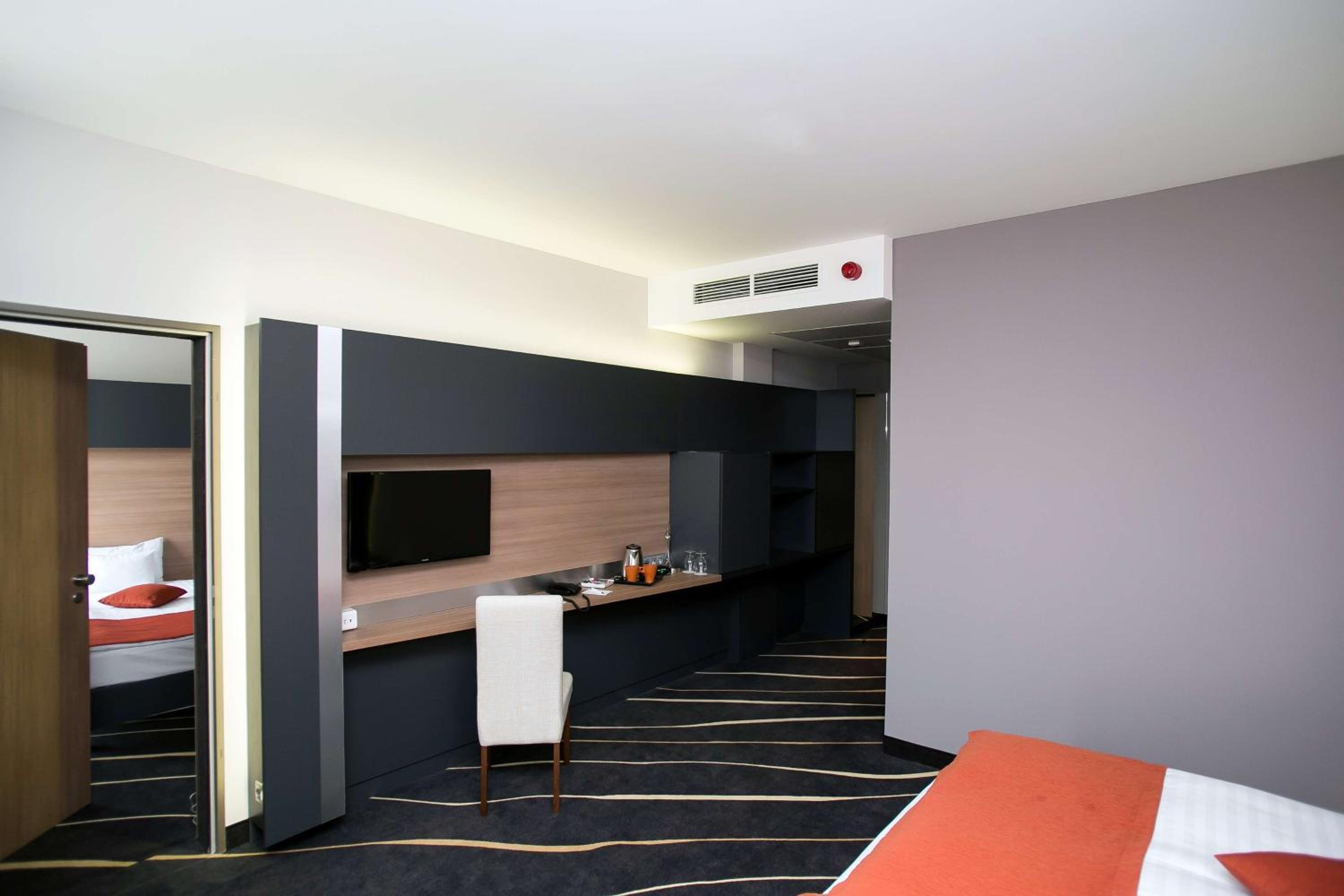 Queen Room - Non-Smoking photo 1