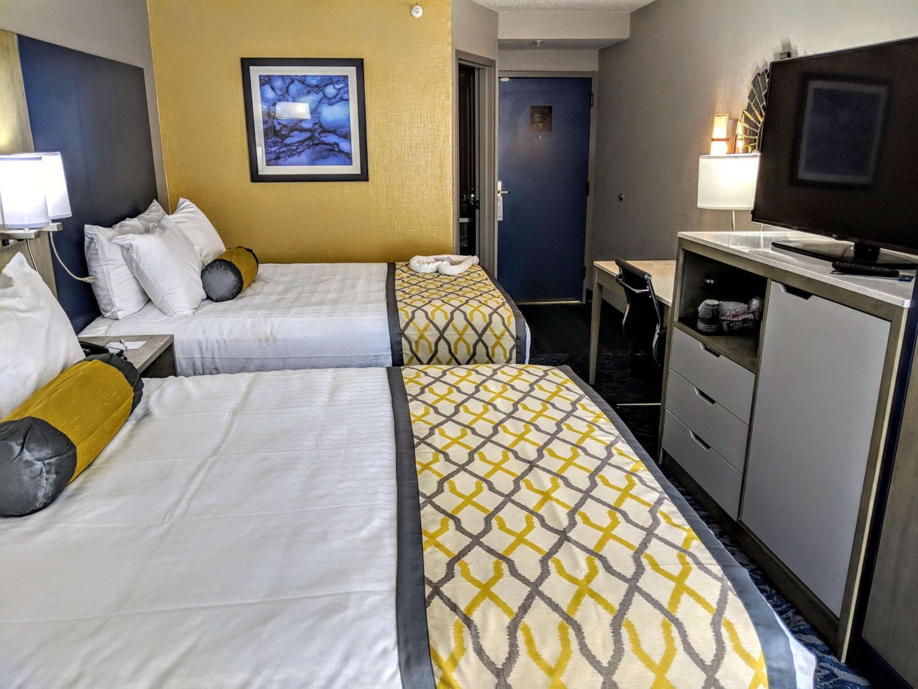 Queen Room with Two Queen Beds - Photo 2