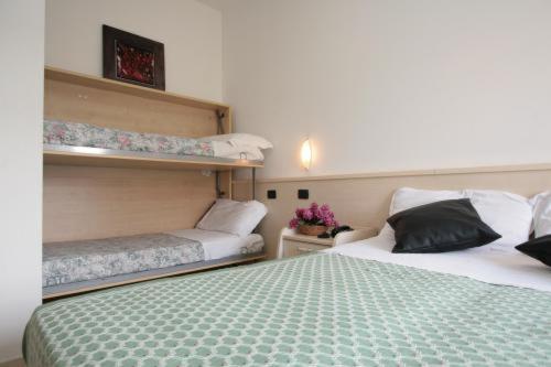 One-Bedroom Apartment (6 Adults) - Photo 11
