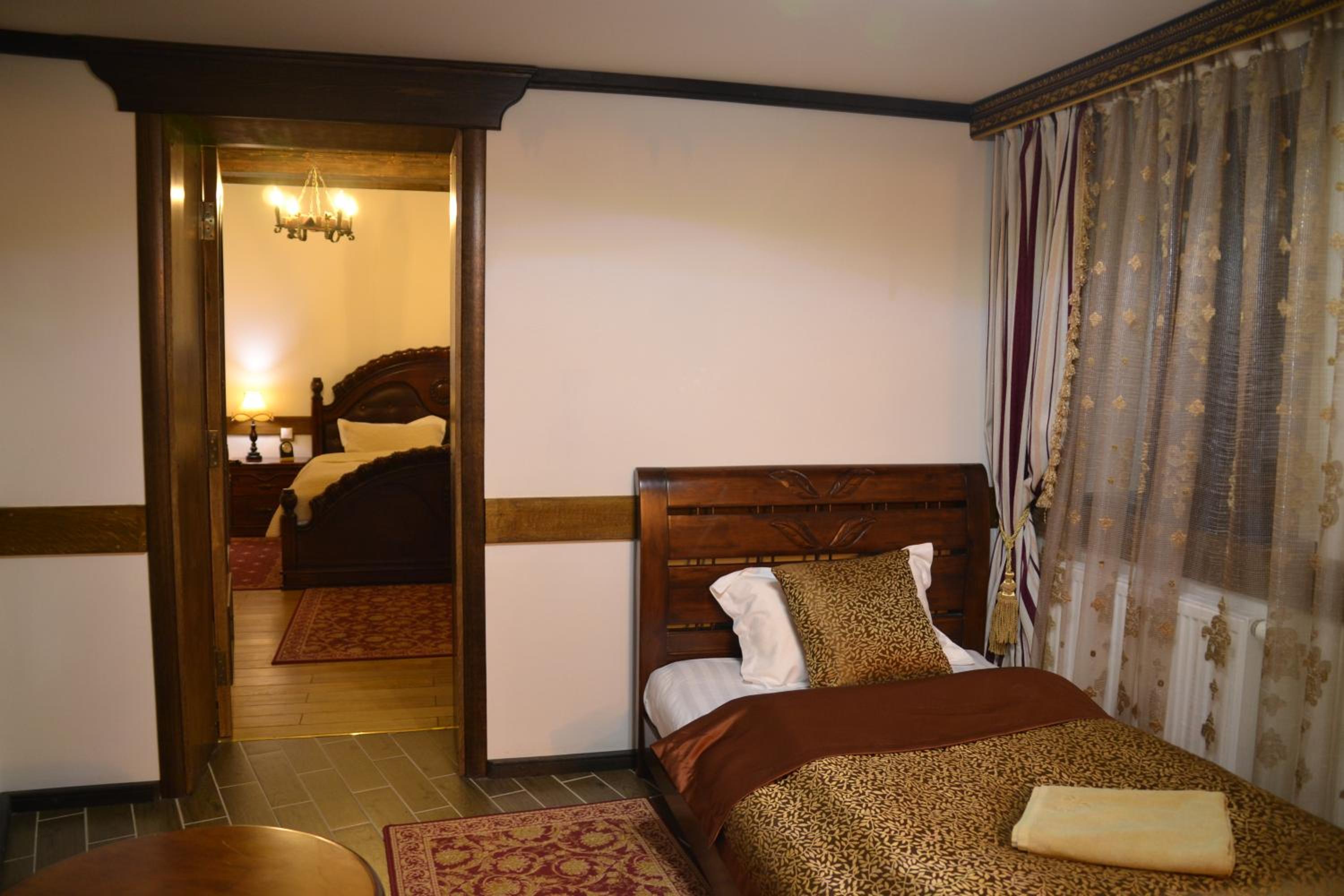 Deluxe Triple Room with Kingsize Bed photo 3