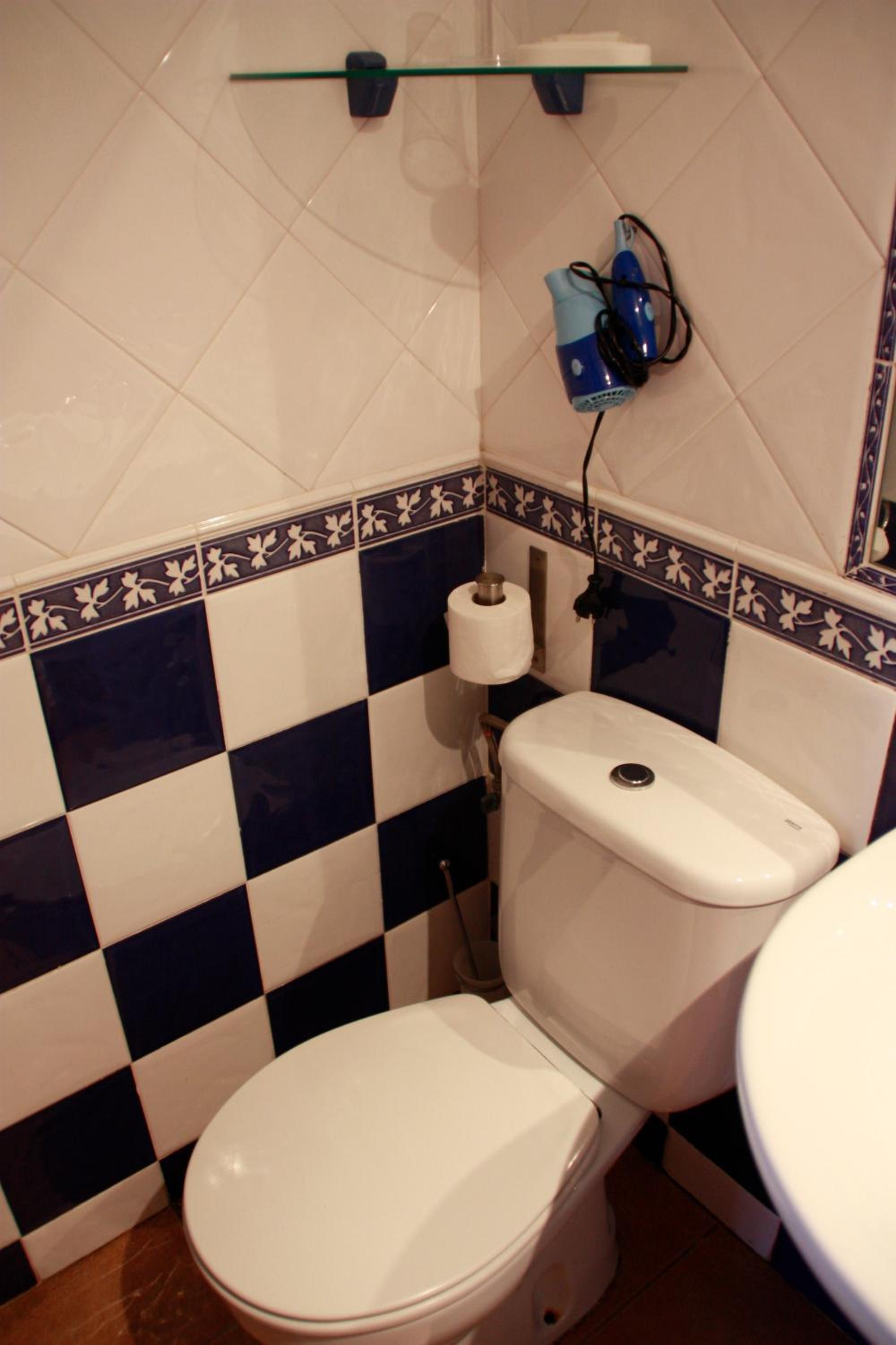 Twin Room - Photo 2