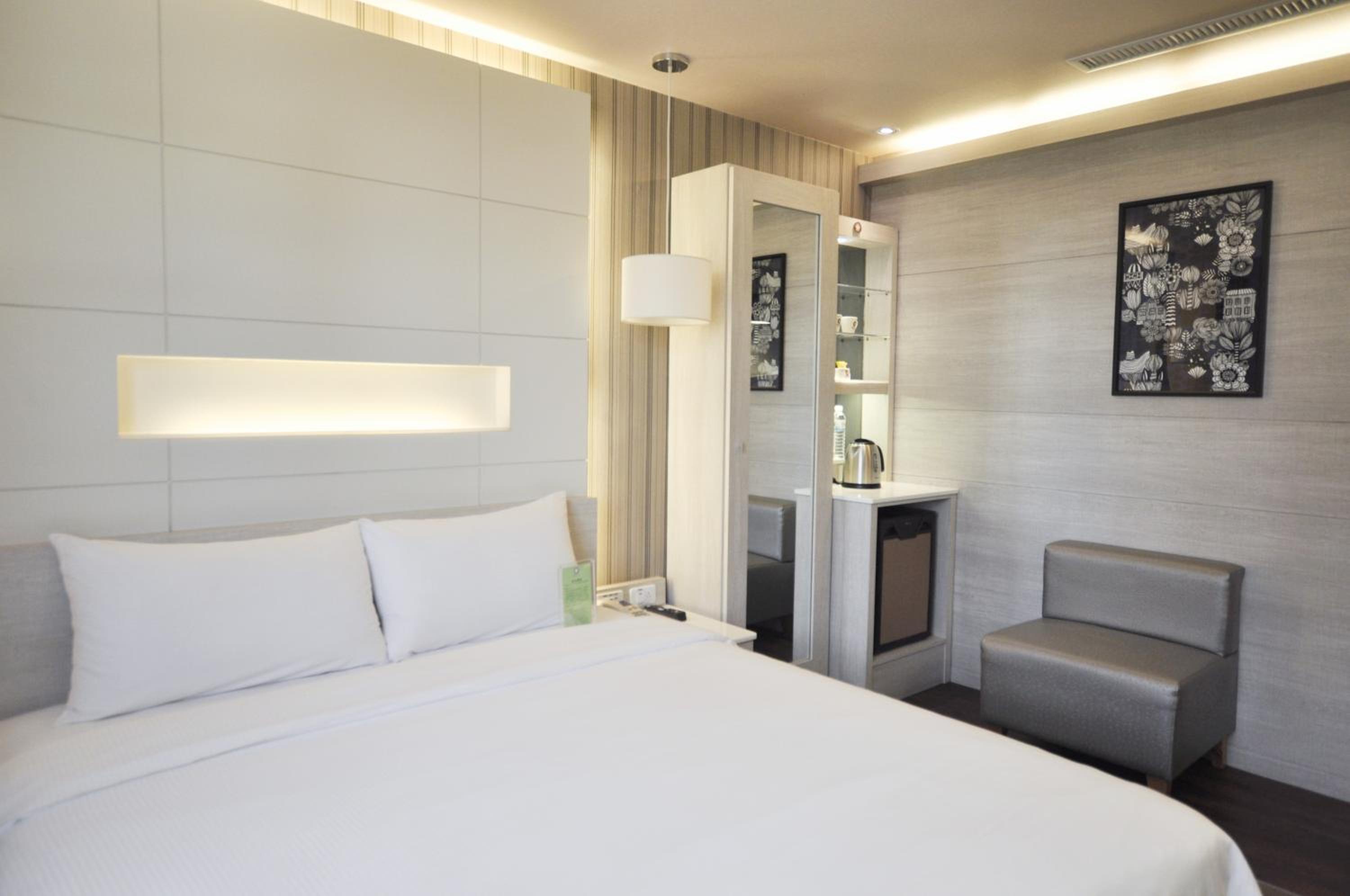 Business Double Room (No Window) photo 3