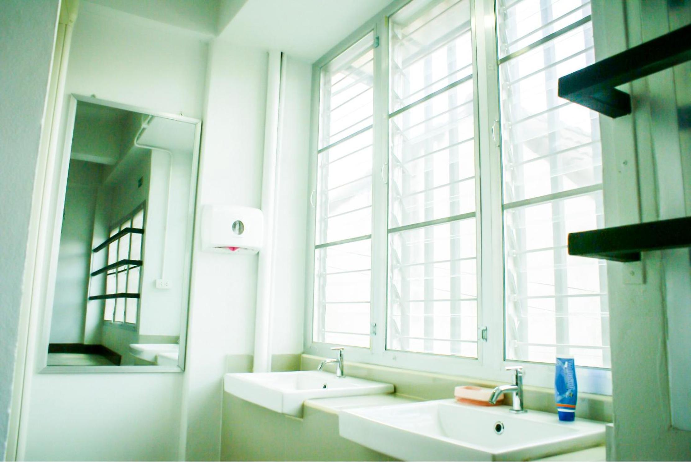 Standard Studio Room (Internal Window) - Photo 11