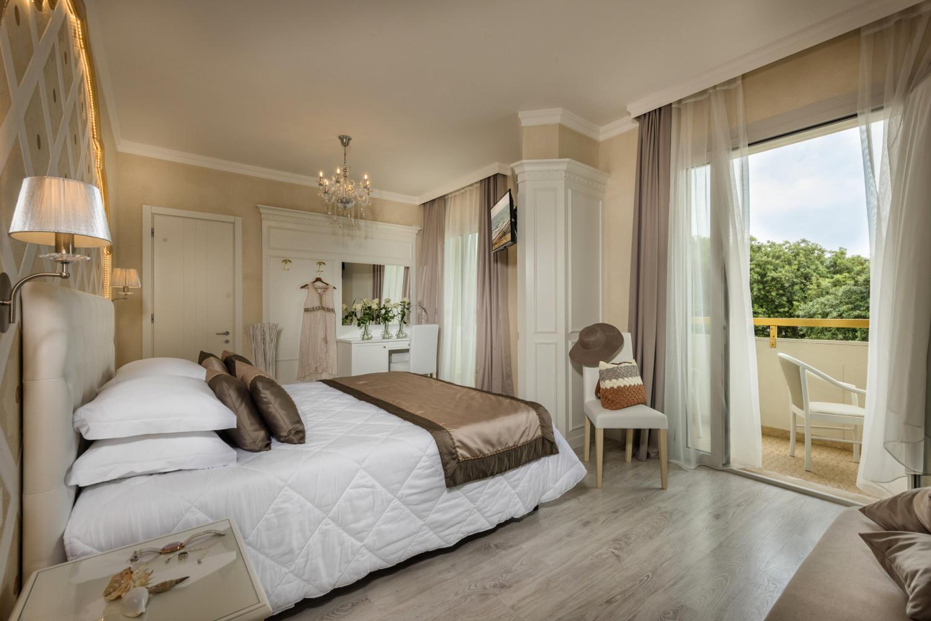 Junior Suite with Partial Sea View and Spa Access photo 1