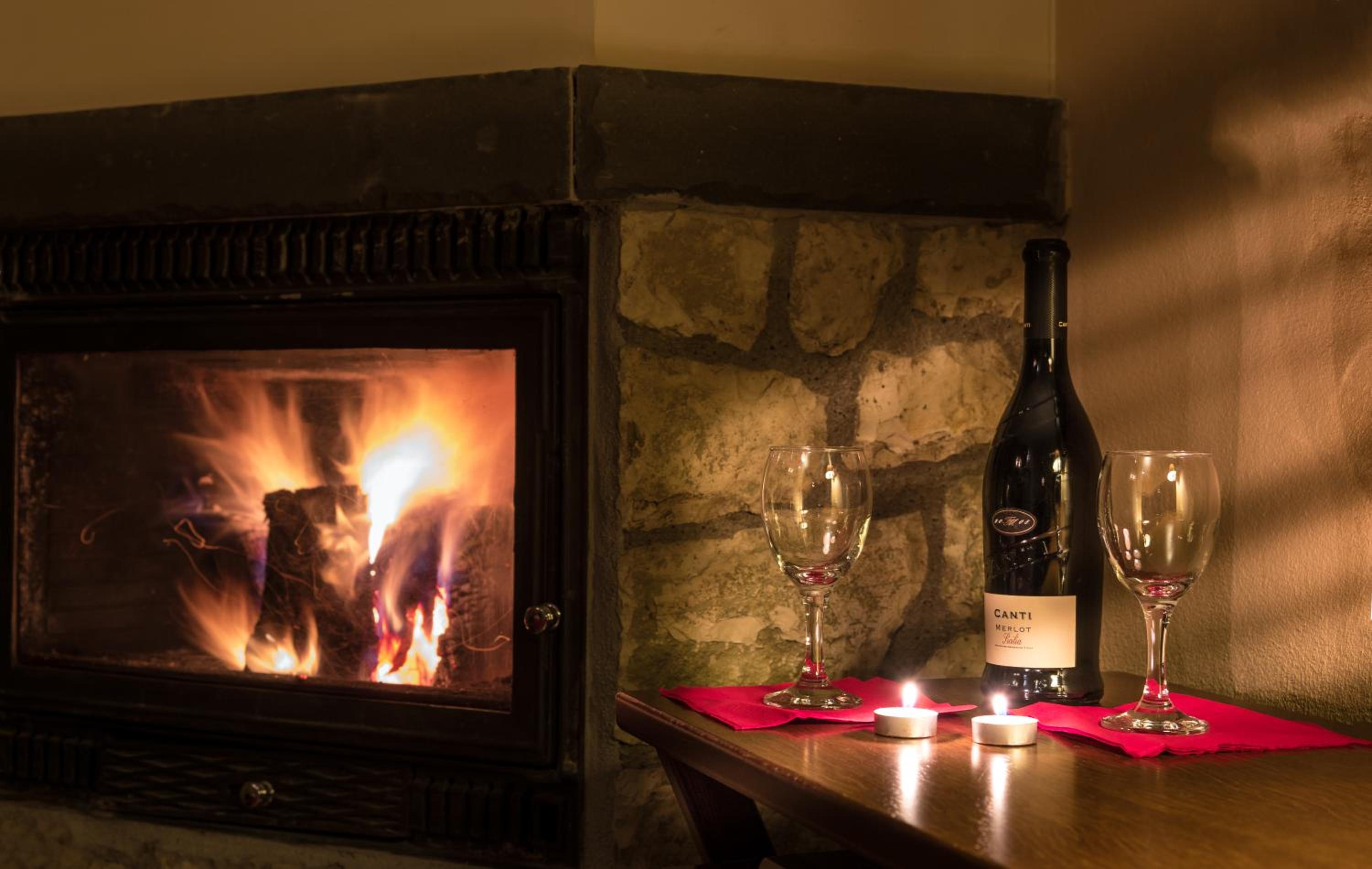 Double Room with Fireplace - Semi Basement photo 3