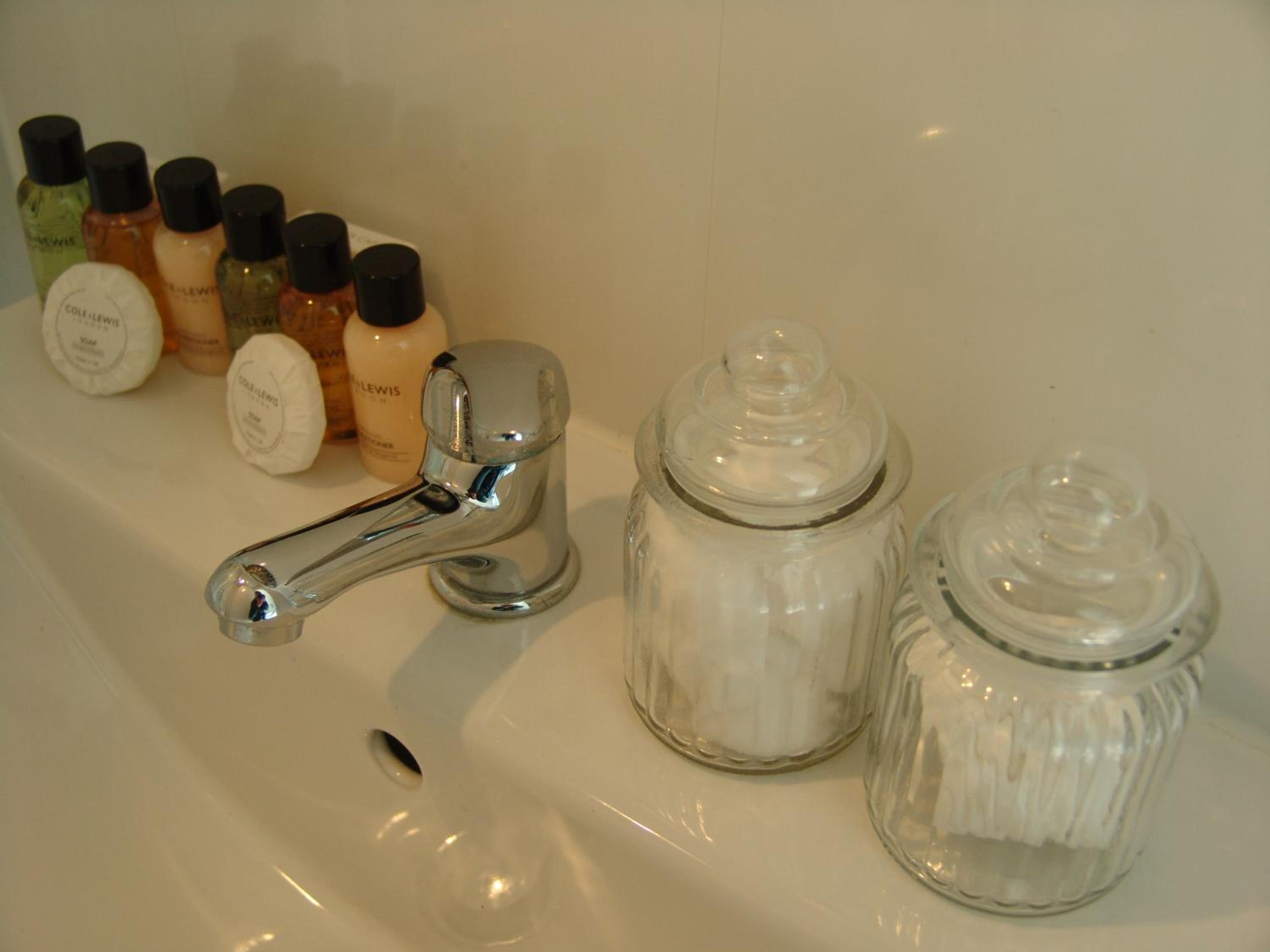 Deluxe Double Room with Shower - Photo 3