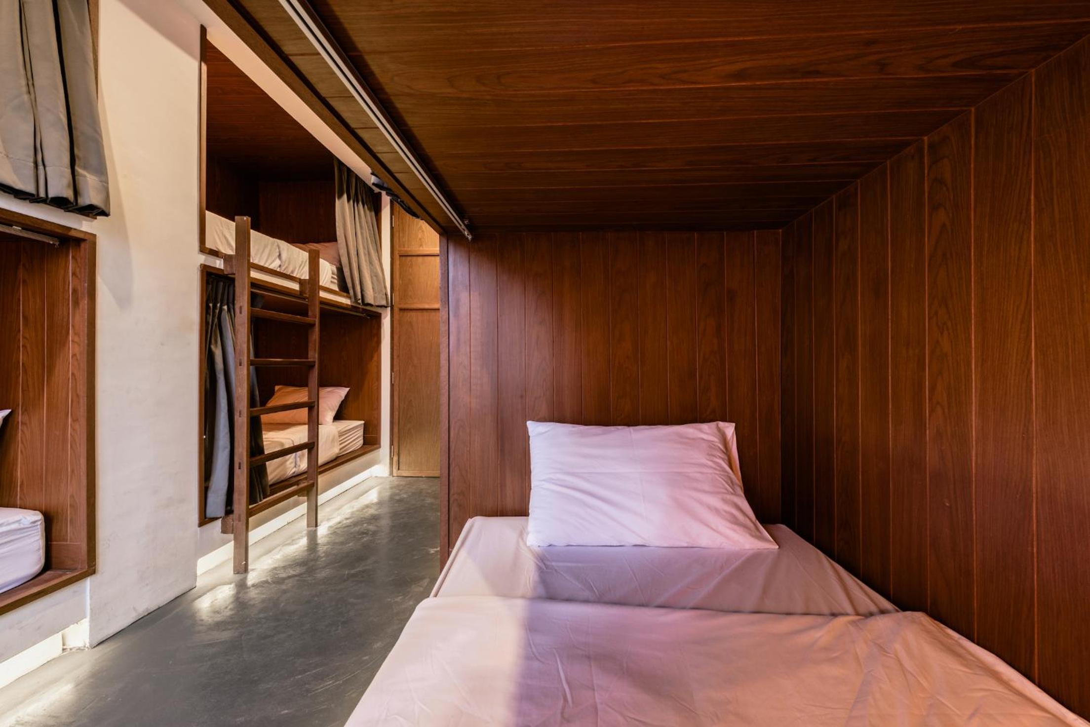 Bed in 8-Bed Female Dormitory Room photo 1