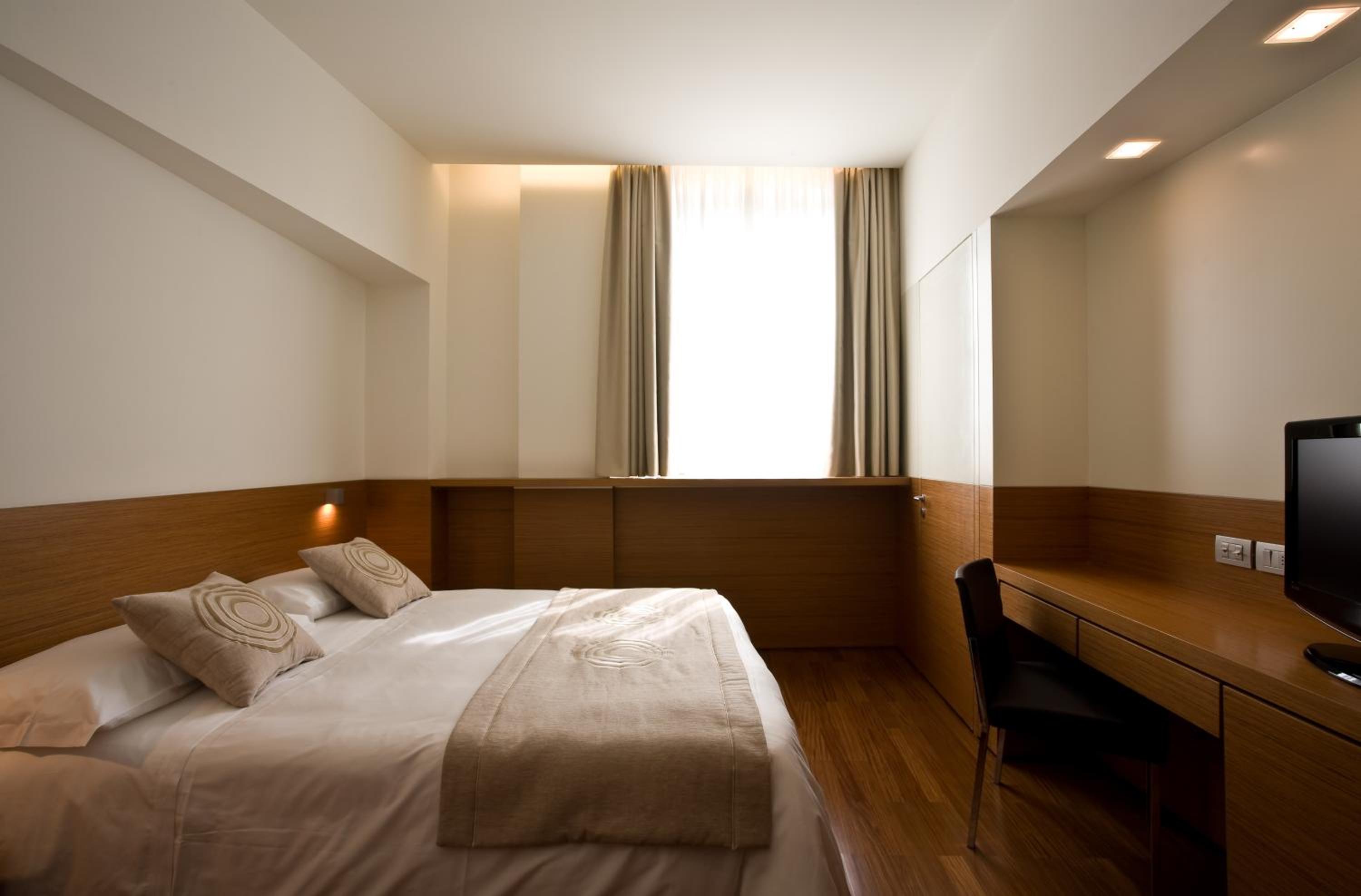 Standard Double or Twin Room - Photo 2