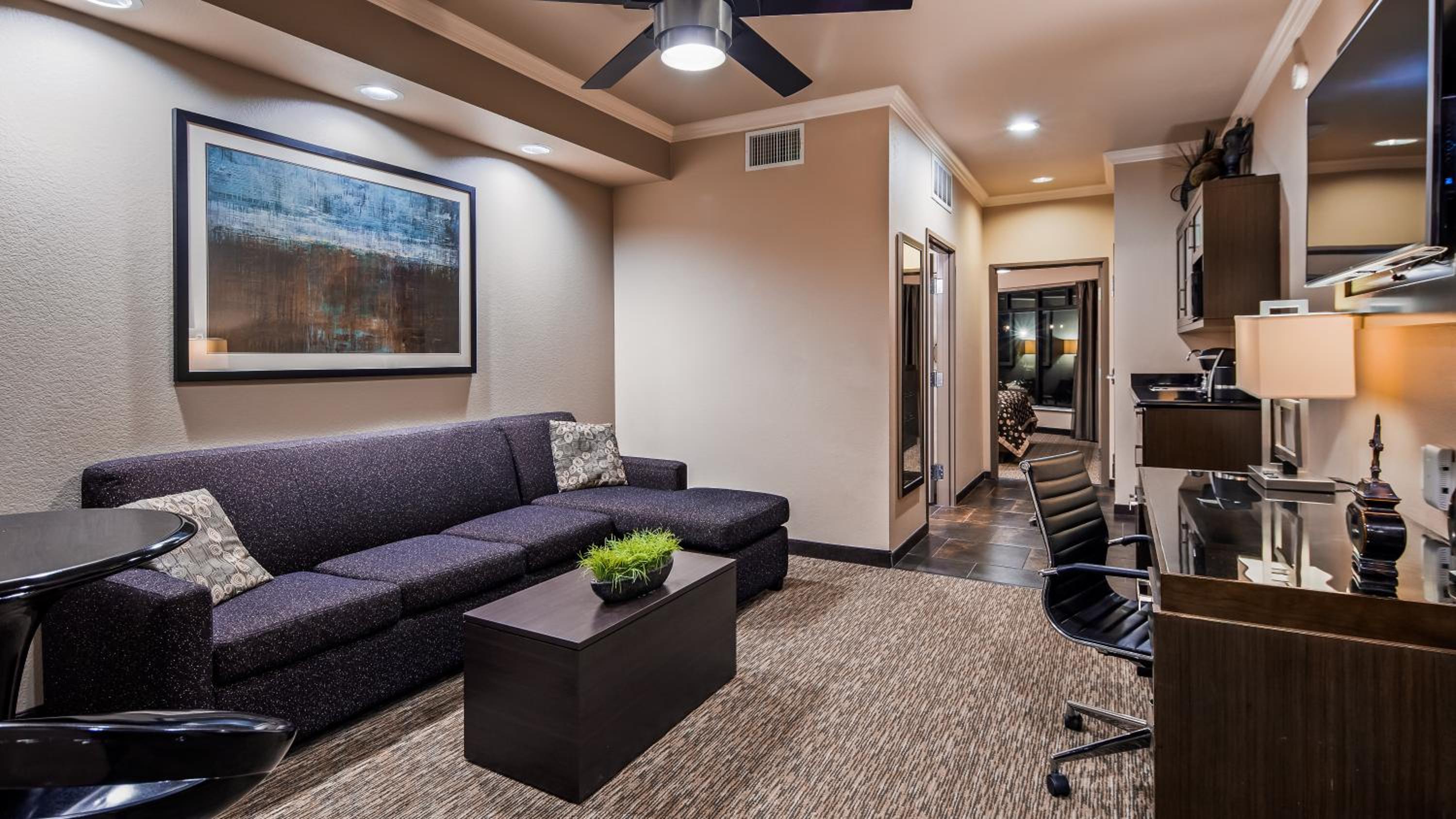 King Suite with Sofa Bed - Non-Smoking - Photo 5