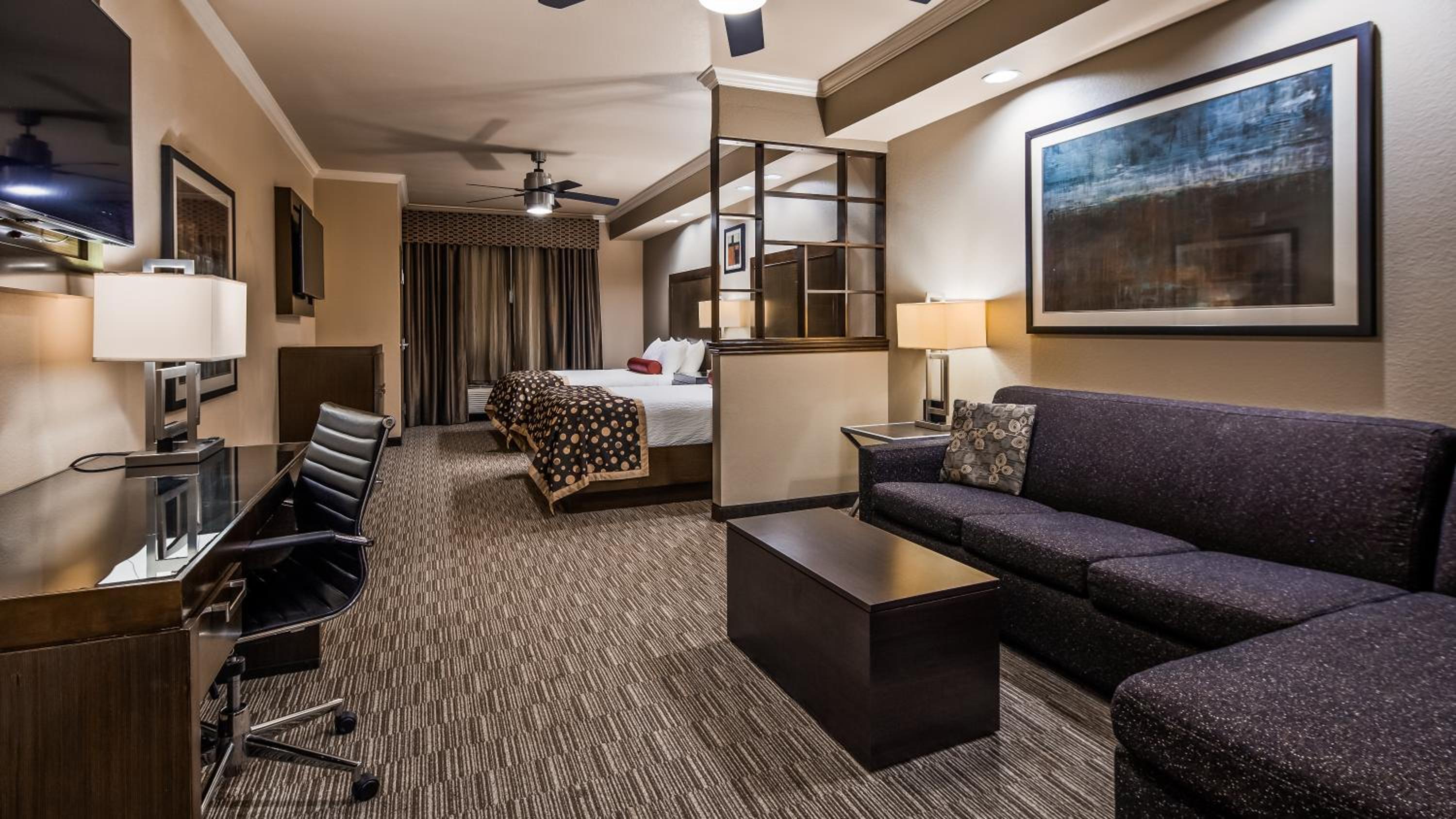 Queen Suite with Two Queen Beds with Sofa Bed - Photo 4