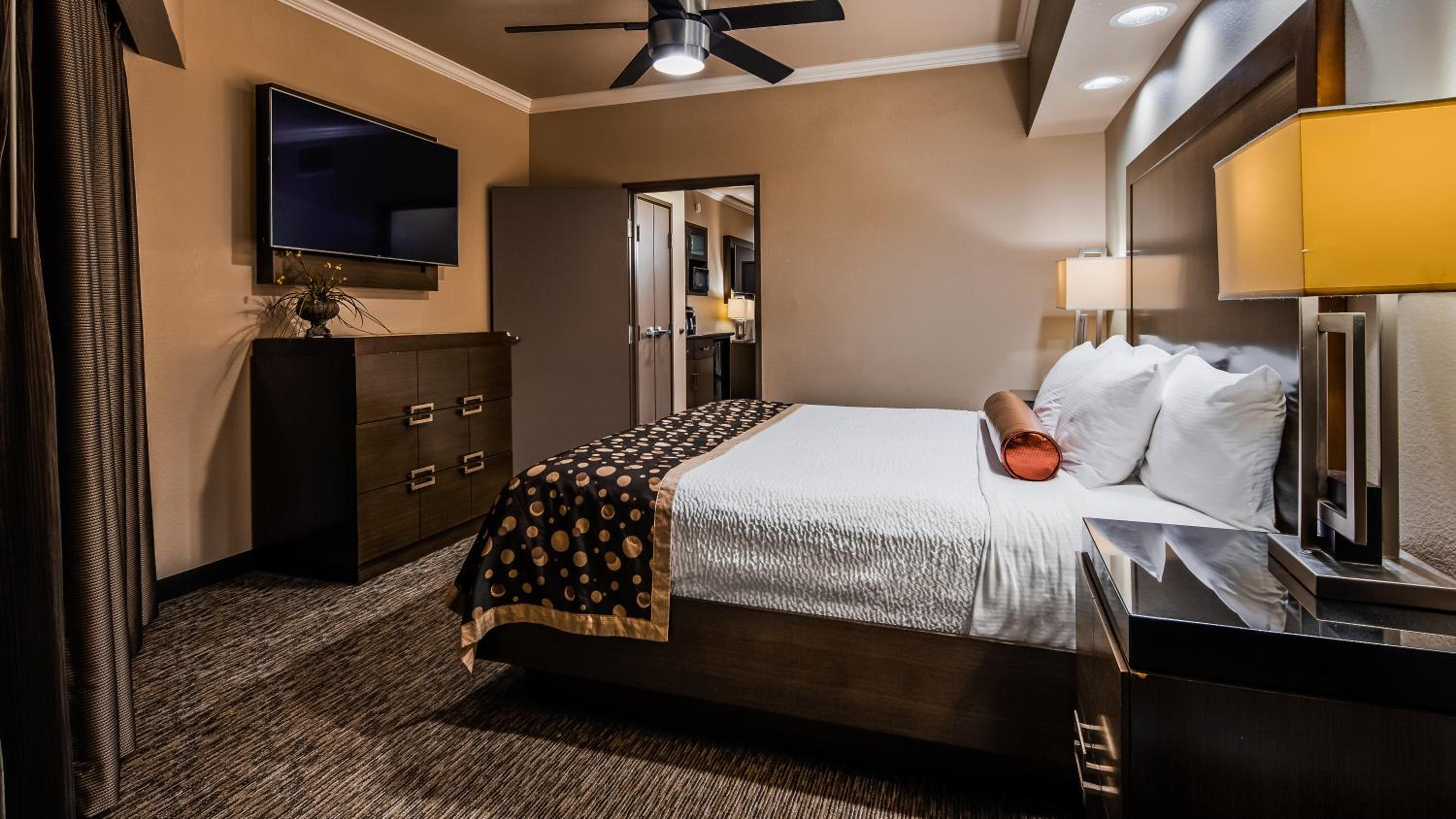 King Suite with Sofa Bed - Non-Smoking - Photo 3