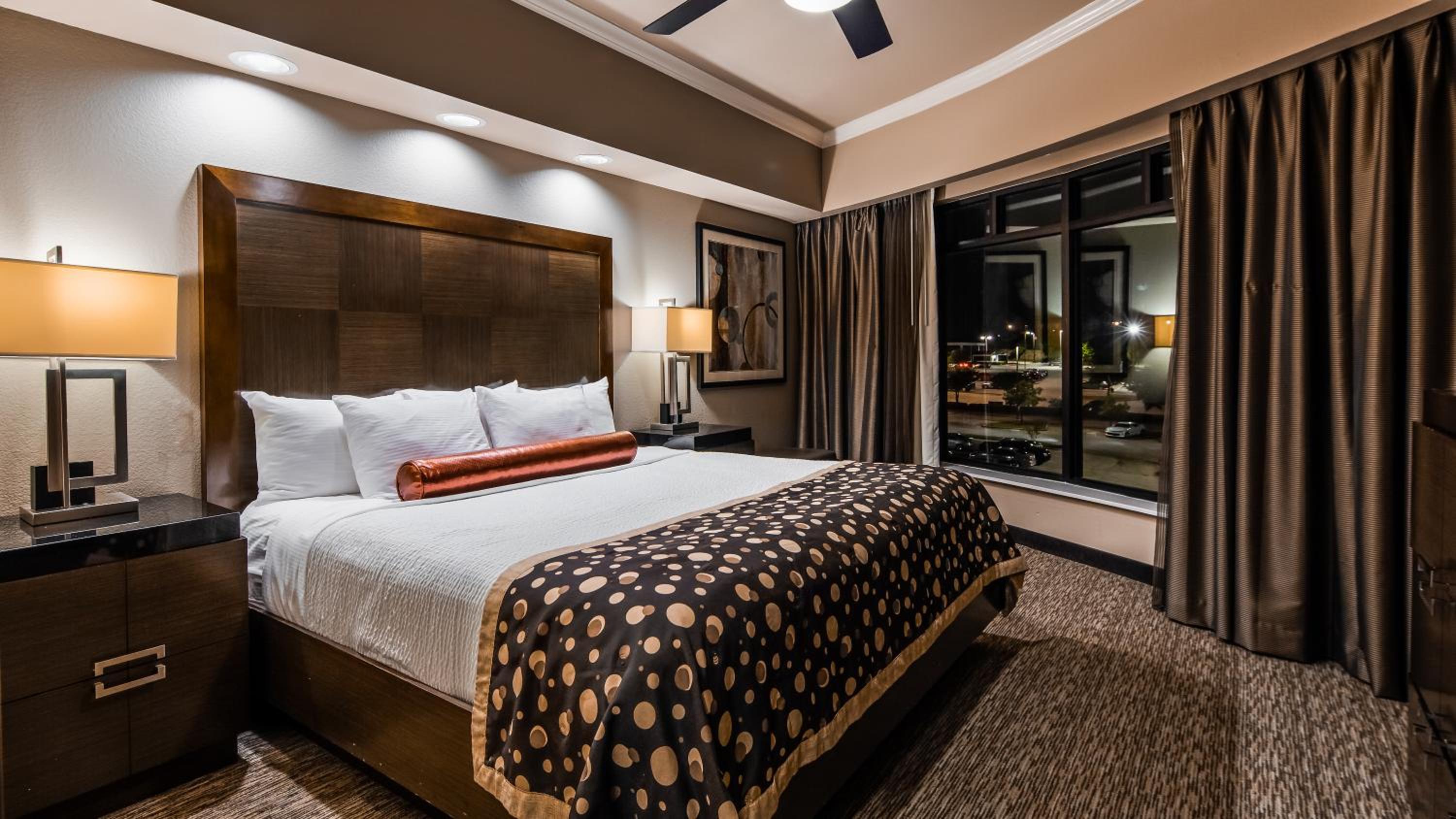 King Suite with Sofa Bed - Non-Smoking - Photo 1