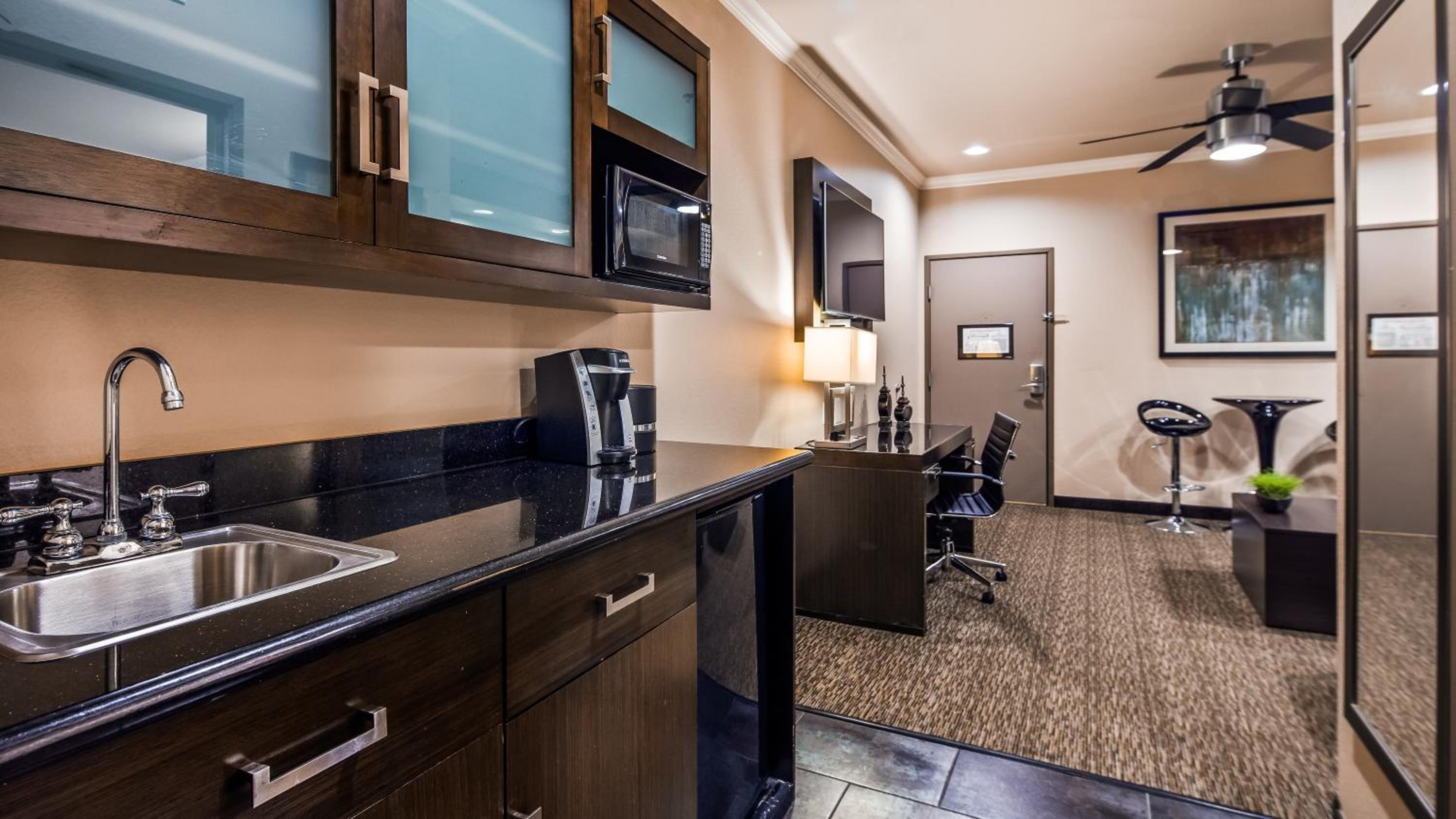 King Suite with Sofa Bed - Non-Smoking - Photo 2