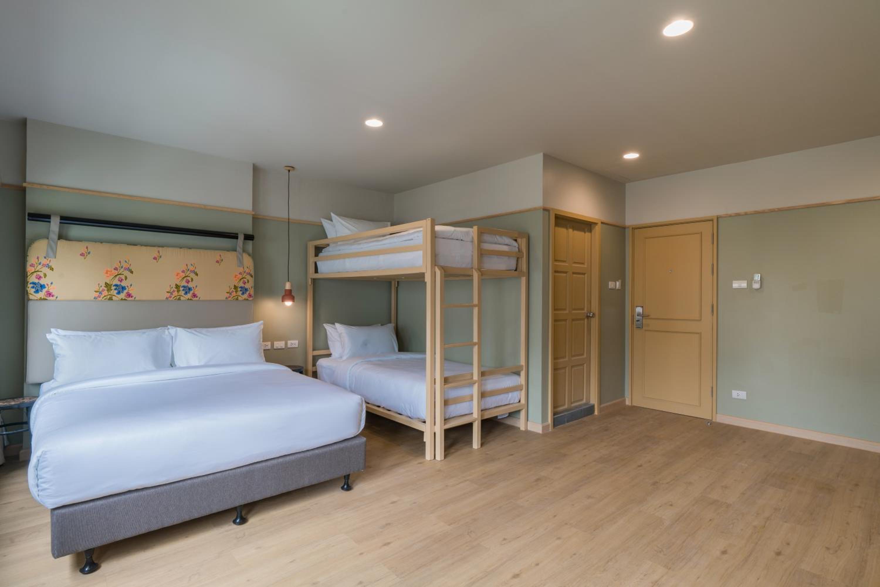 Family Suite with Adult bunk bed  photo 1