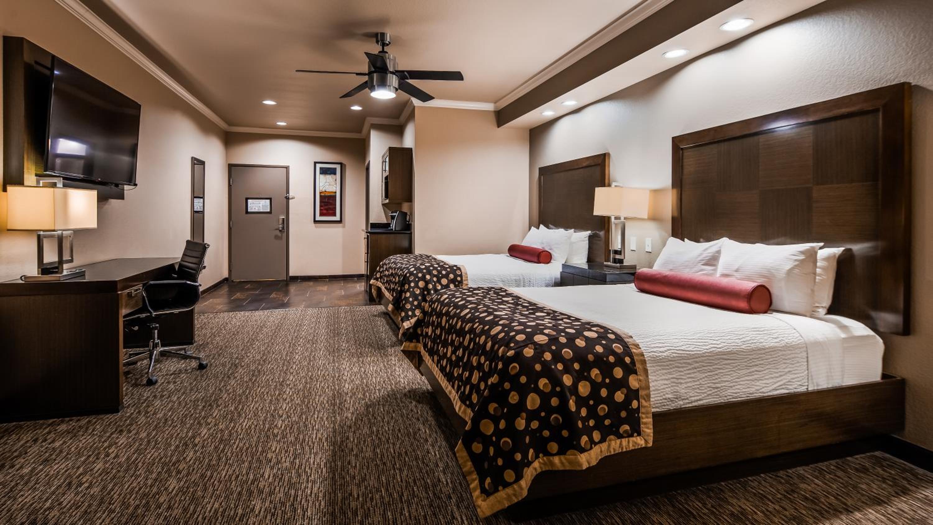 Queen Room with Two Queen Beds - Non-Smoking - Photo 2