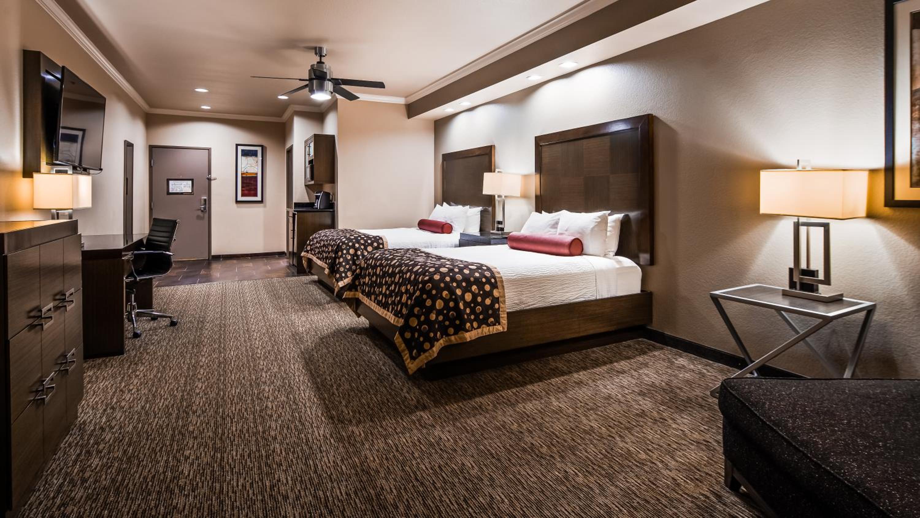 Large Queen Room with Two Queen Beds - Non-Smoking - Photo 2