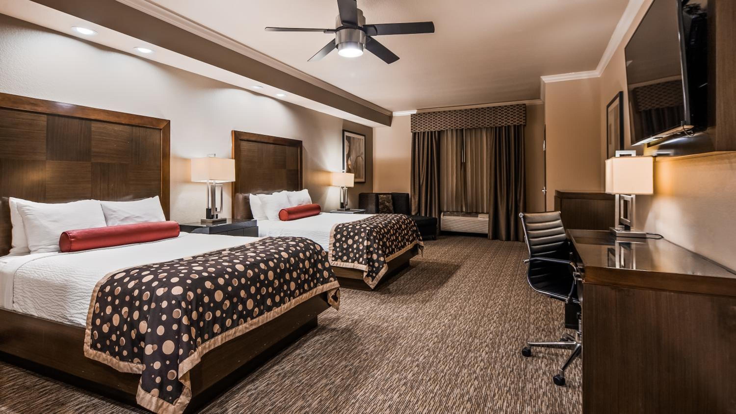 Large Queen Room with Two Queen Beds - Non-Smoking - Photo 1