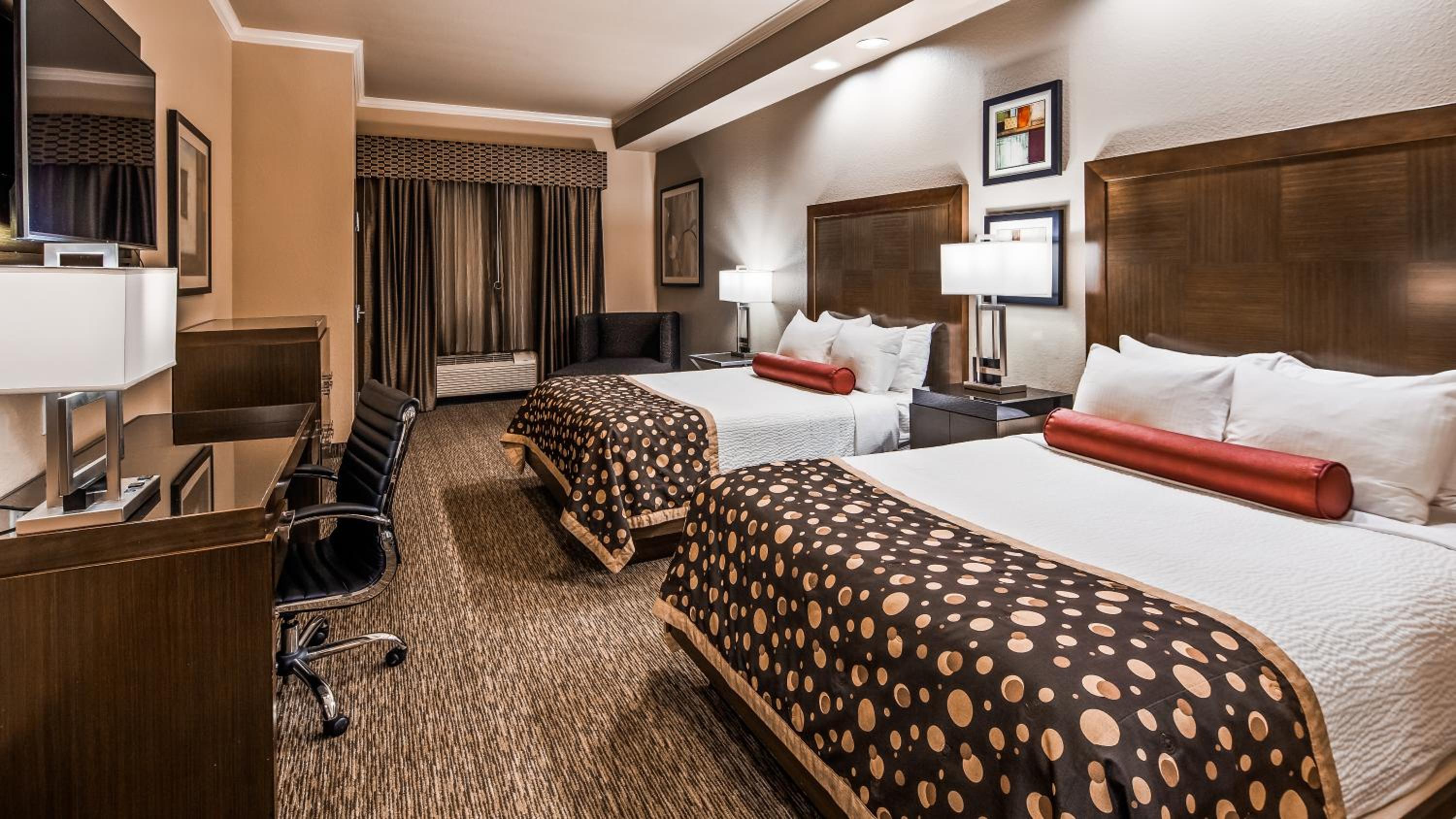 Queen Room With Two Queen Beds With Roll-In Shower