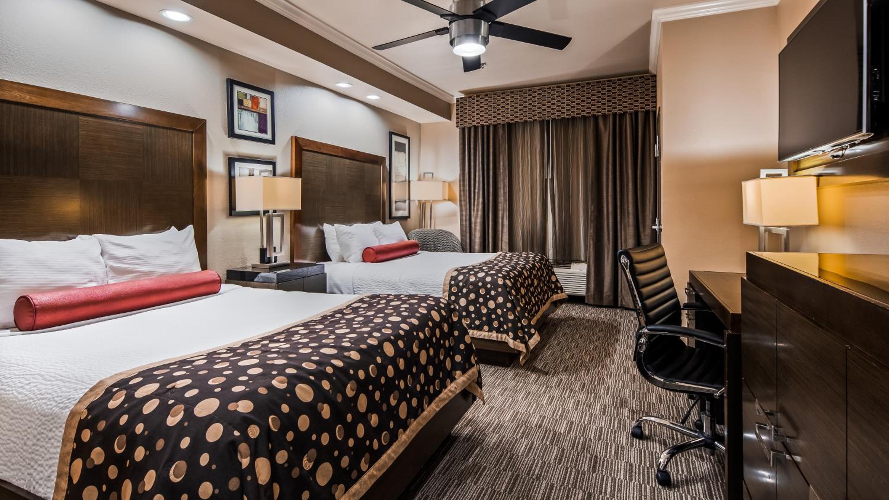 Queen Room with Two Queen Beds - Non-Smoking - Photo 4