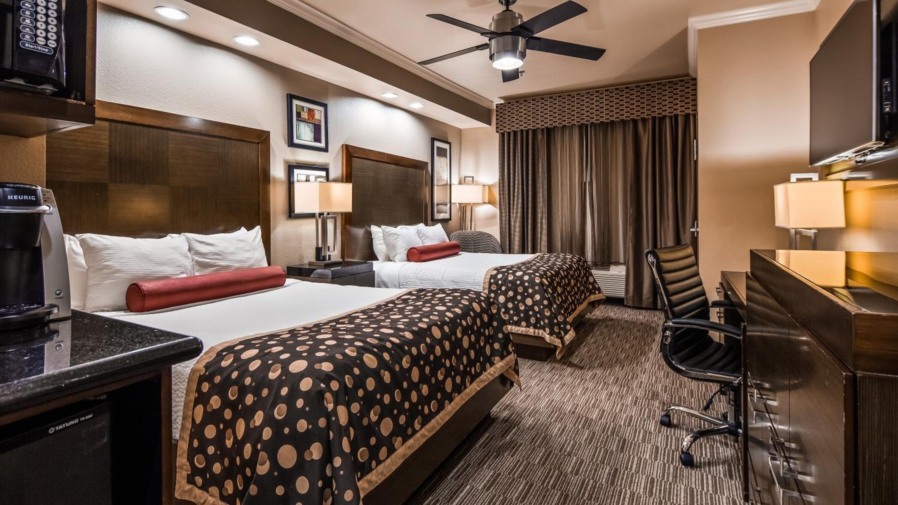 Queen Room with Two Queen Beds - Non-Smoking - Photo 1