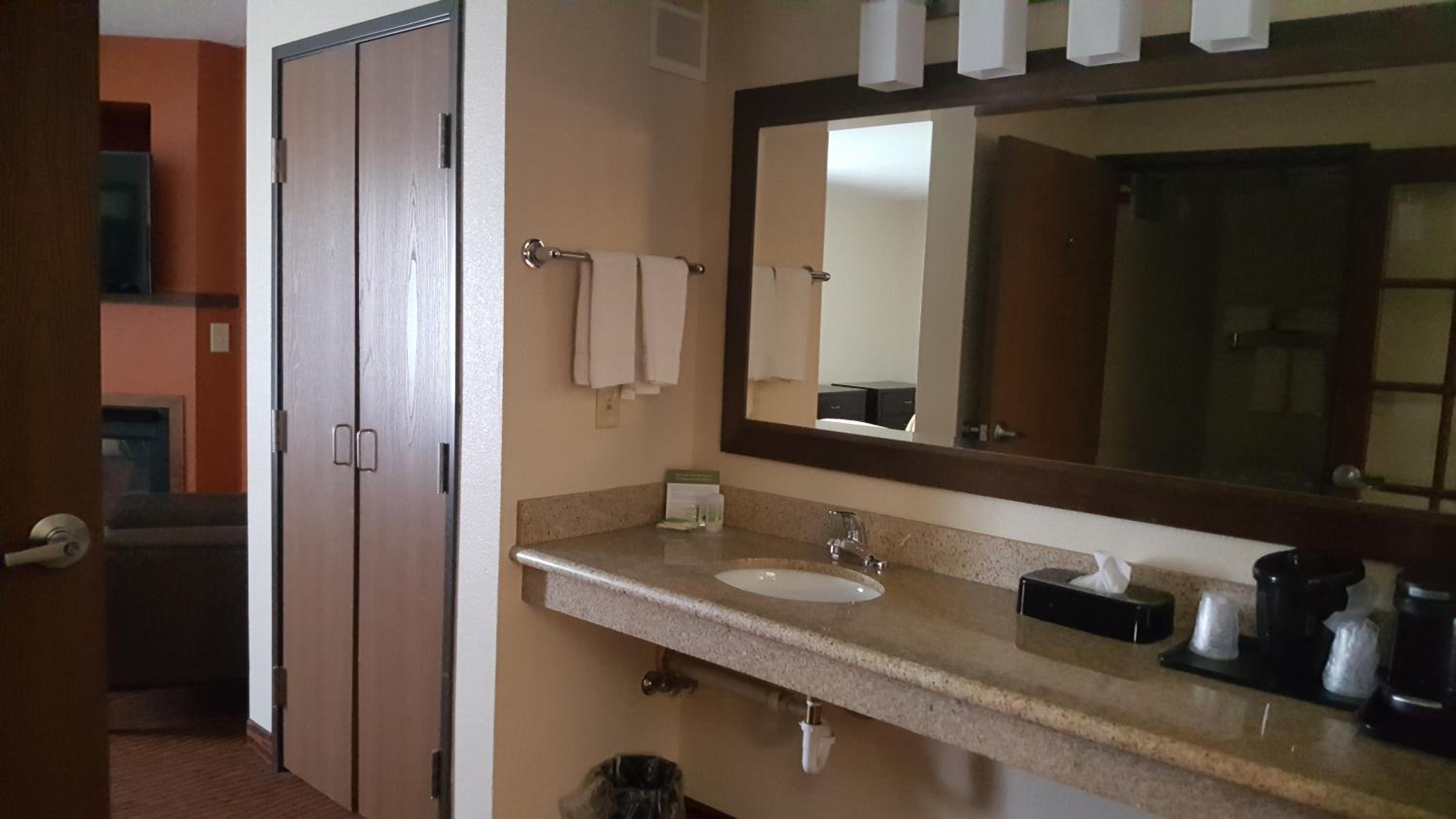 One-Bedroom Suite with Two Queen Beds - Non-Smoking - Photo 2