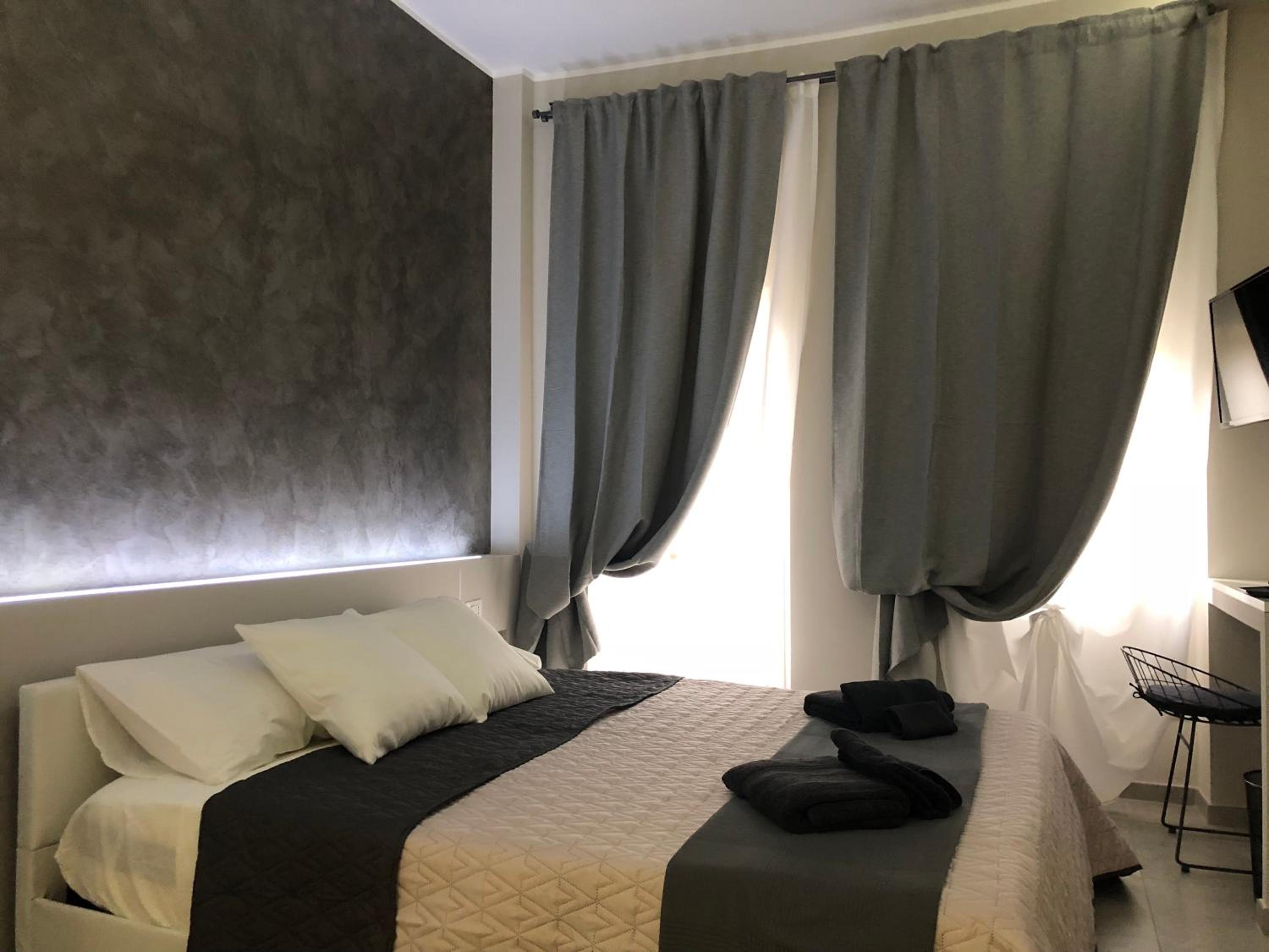 Deluxe Double Room with Balcony photo 3