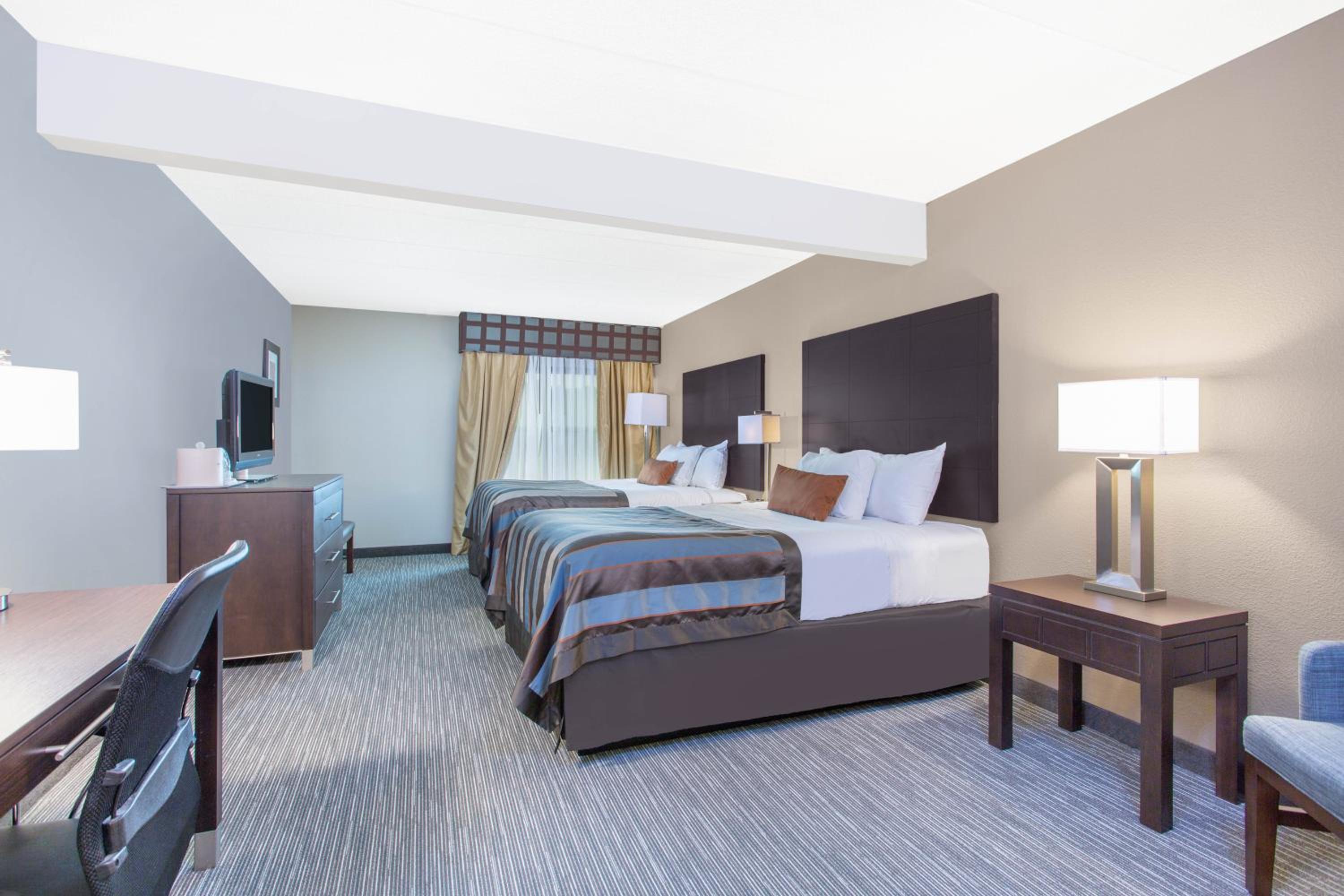 Queen Room With Two Queen Beds - Non-Smoking - Photo 1