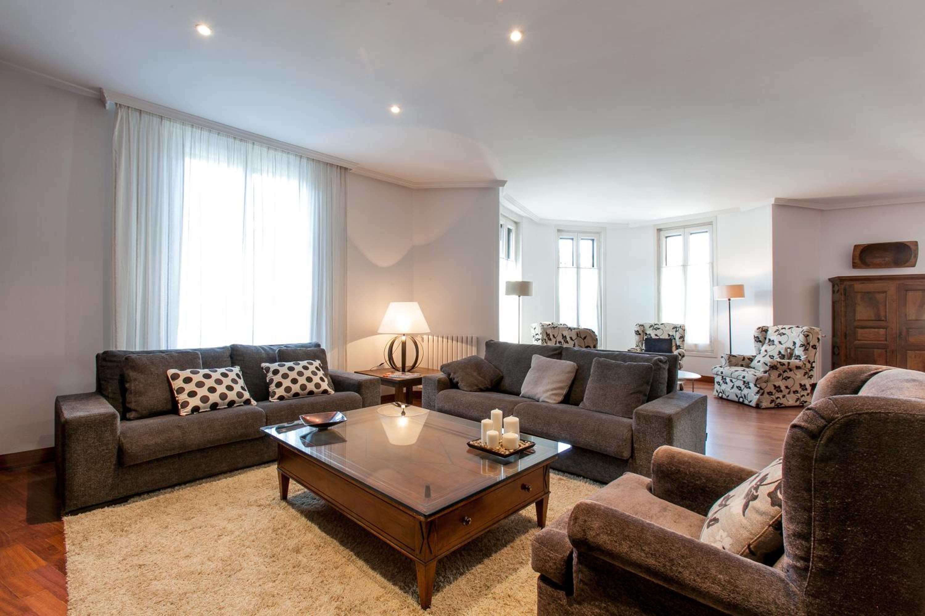 Apartamento Deluxe de Cuatro Habitaciones - Ronda Universitat 17