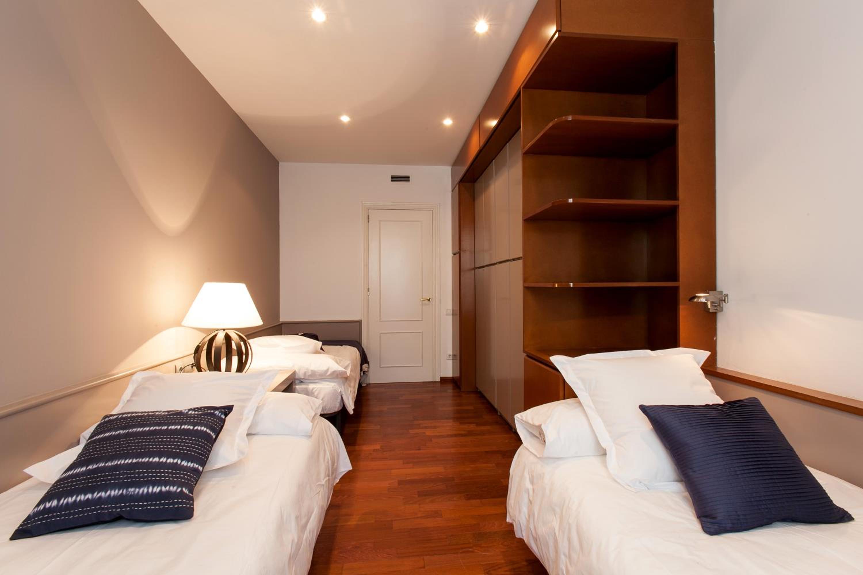 Deluxe Four-Bedroom Apartment - Ronda Universitat 17 photo 2