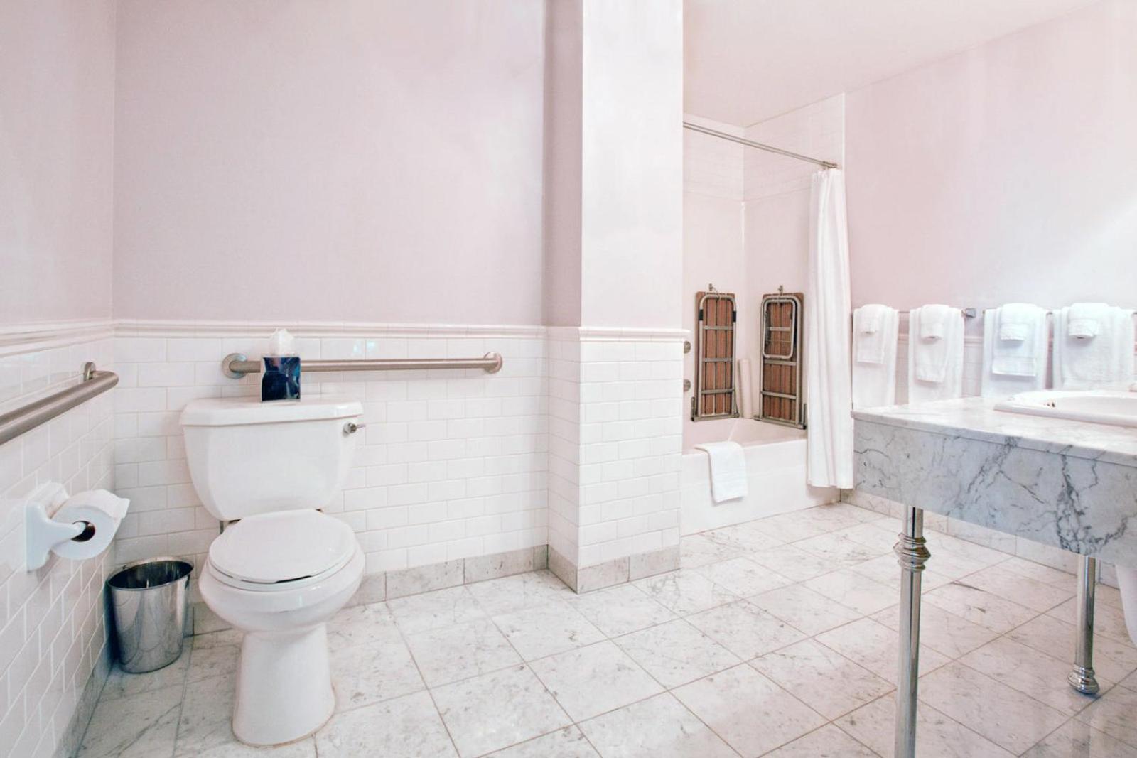 Queen Room - Disability Access - Photo 8