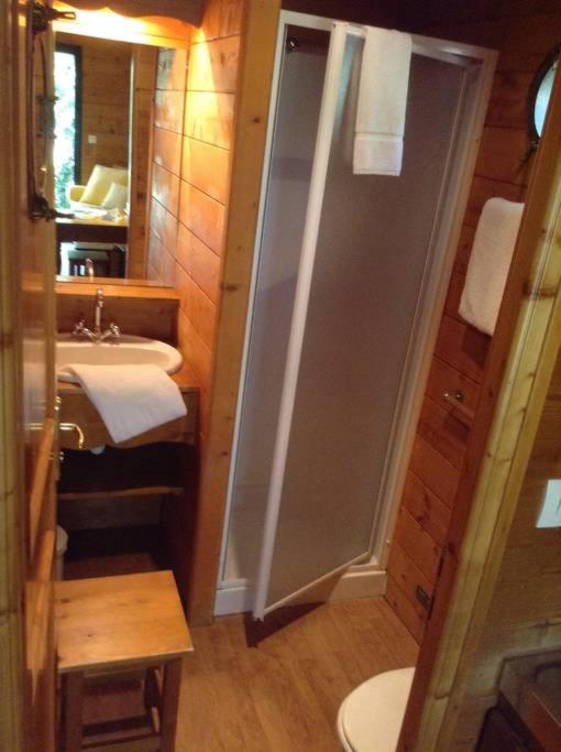 Deluxe Double Room - Photo 26