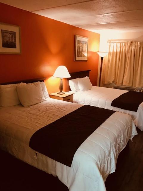 Queen Room with Two Queen Beds - Smoking - Photo 1